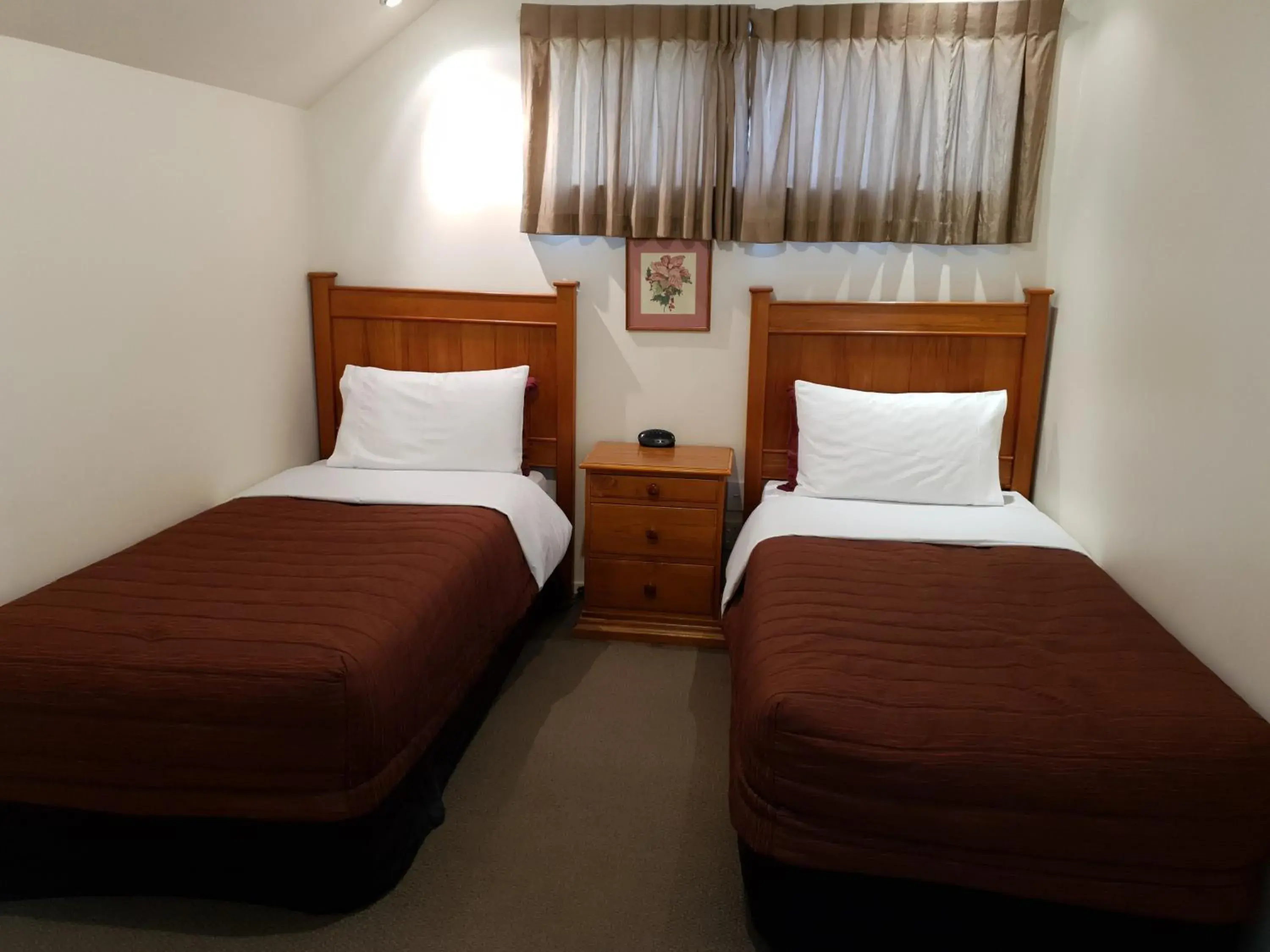 Bed in Rosewood Court Motel Bed in Rosewood Court Motel