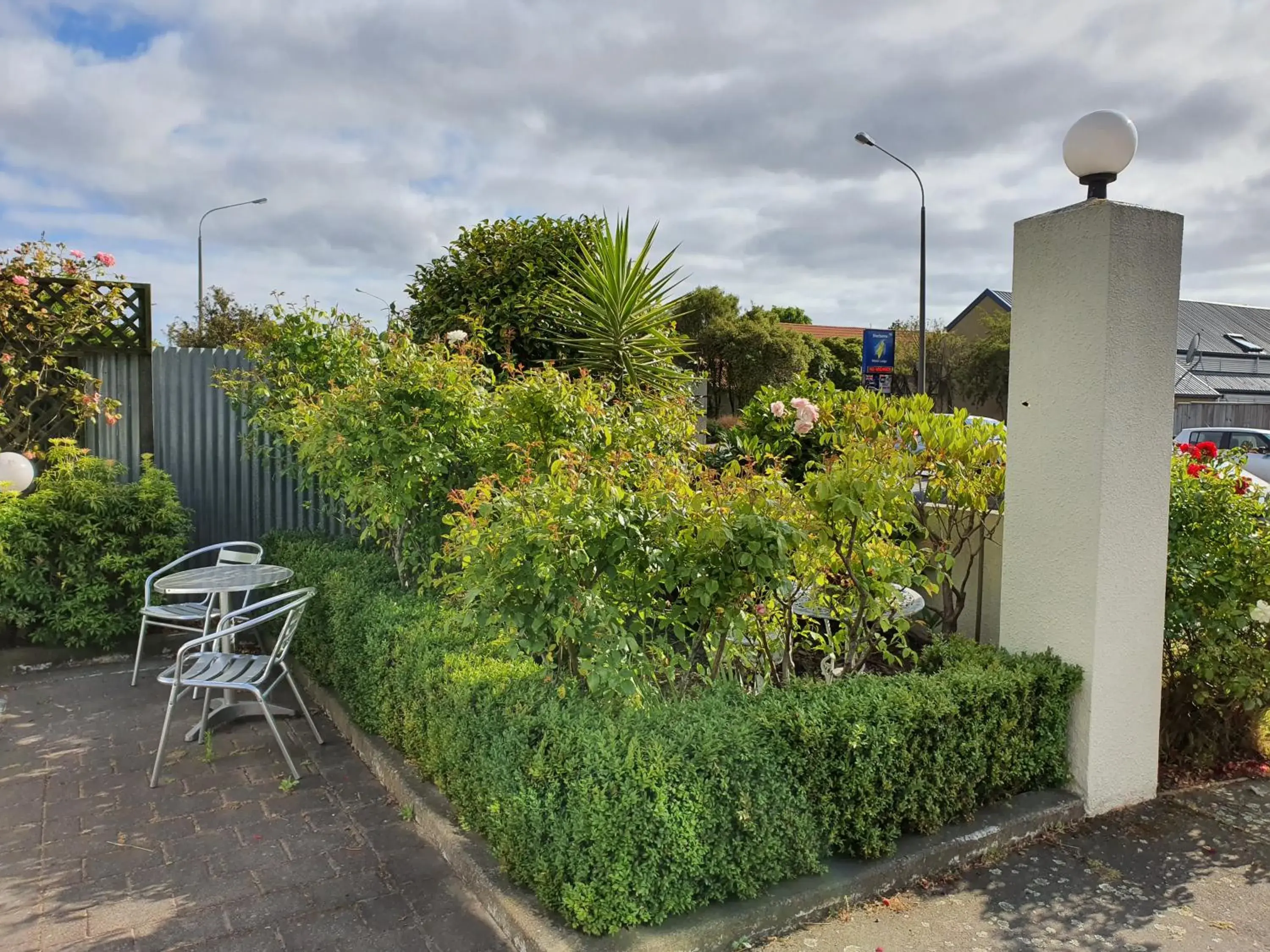 Garden view in Rosewood Court Motel Garden view in Rosewood Court Motel