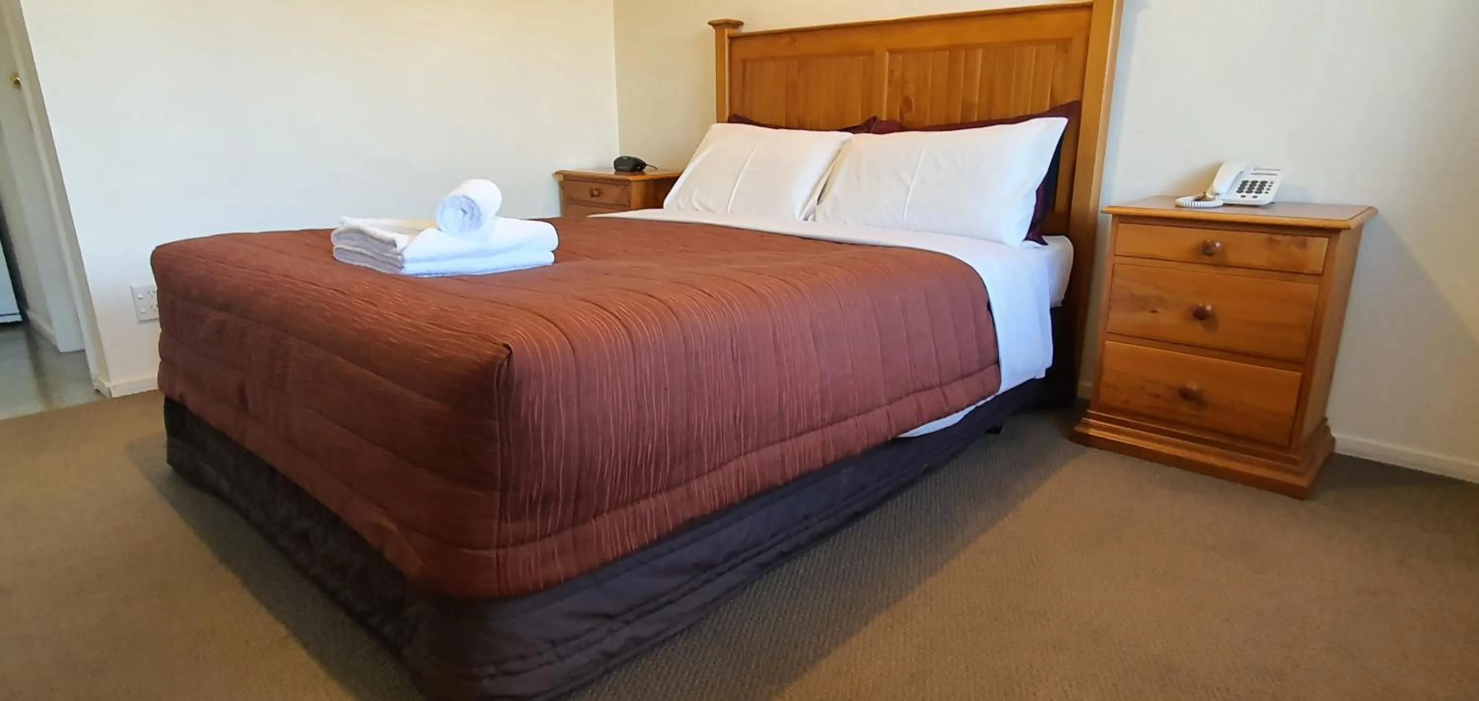 Bed in Rosewood Court Motel