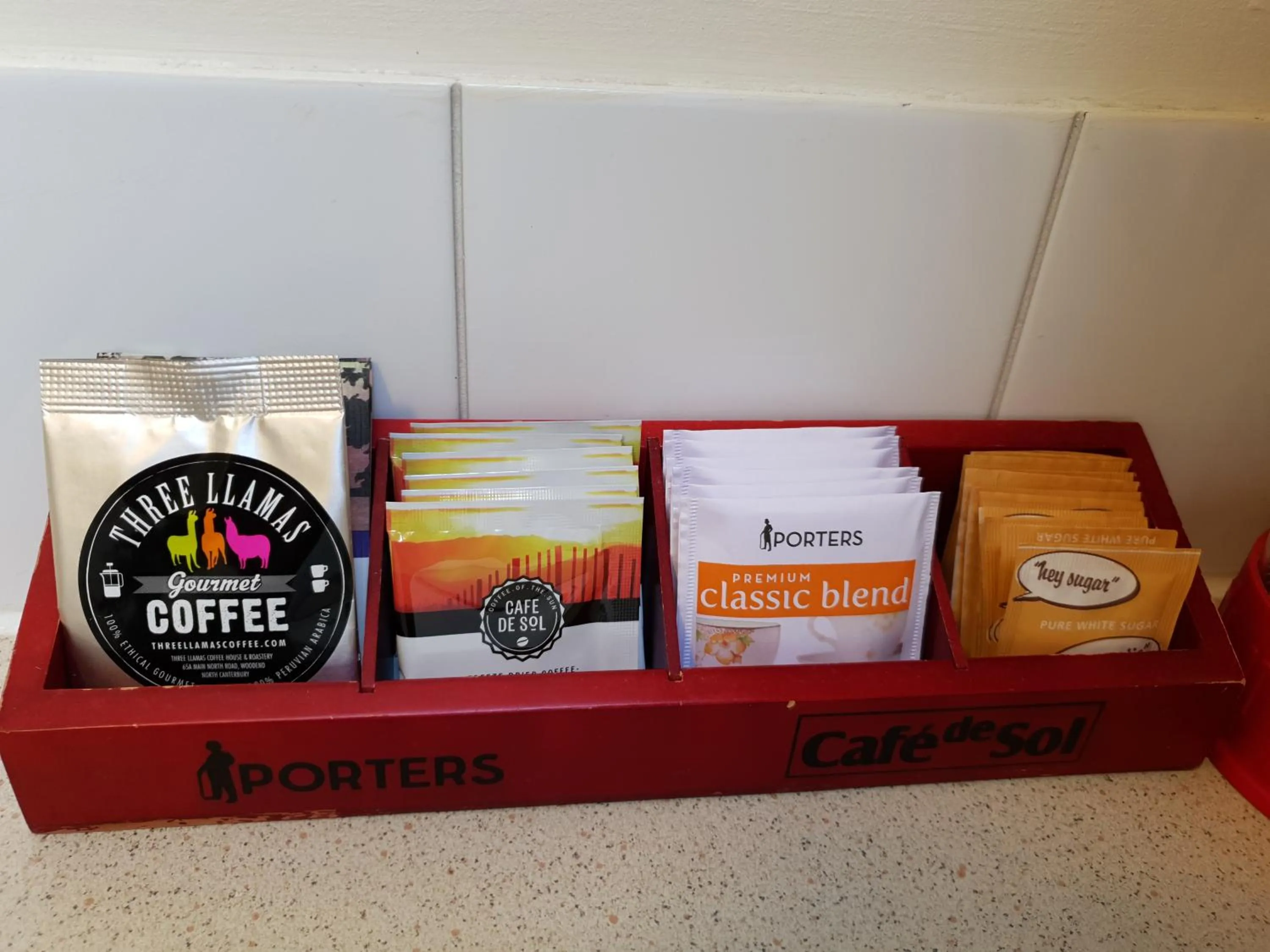 Coffee/tea facilities in Rosewood Court Motel