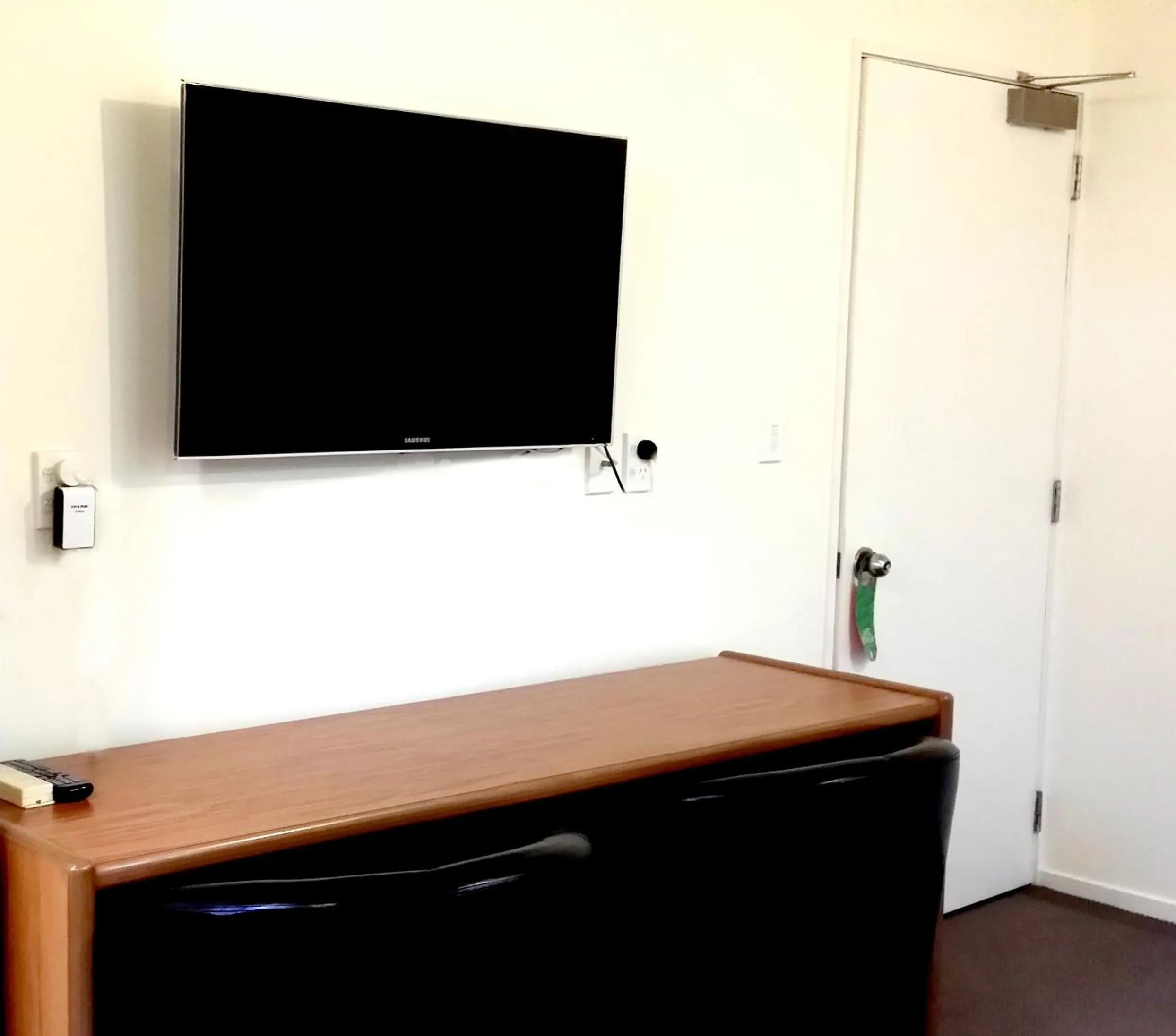 TV and multimedia in Rosewood Court Motel