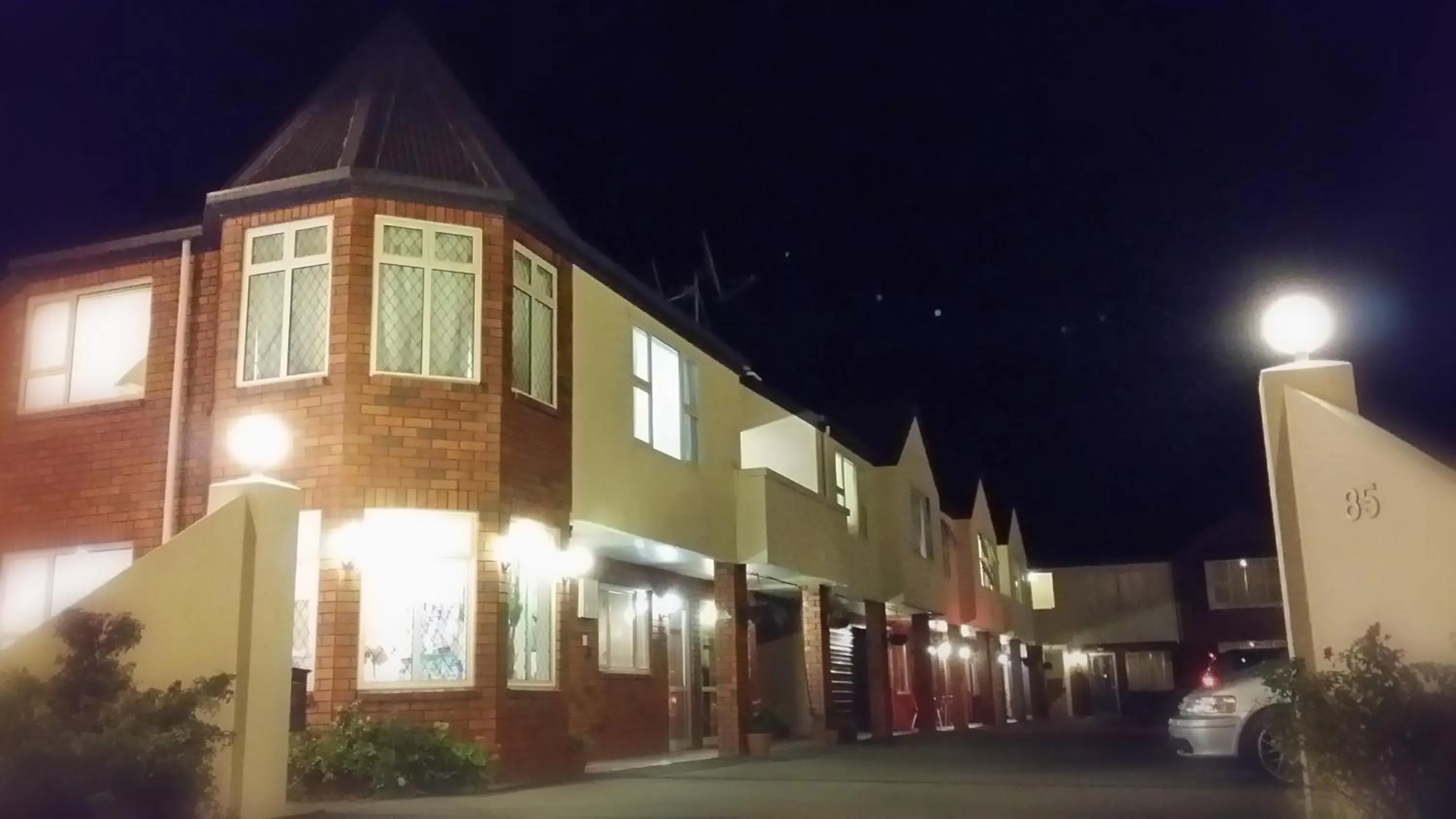 Facade/entrance in Rosewood Court Motel