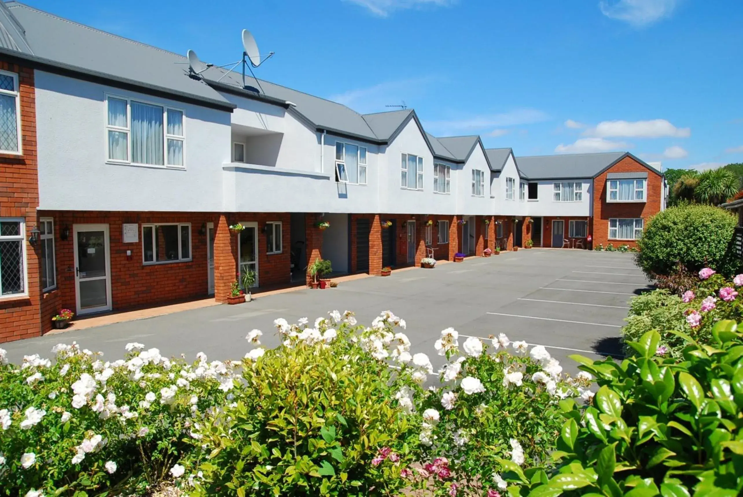 Facade/entrance in Rosewood Court Motel Facade/entrance in Rosewood Court Motel