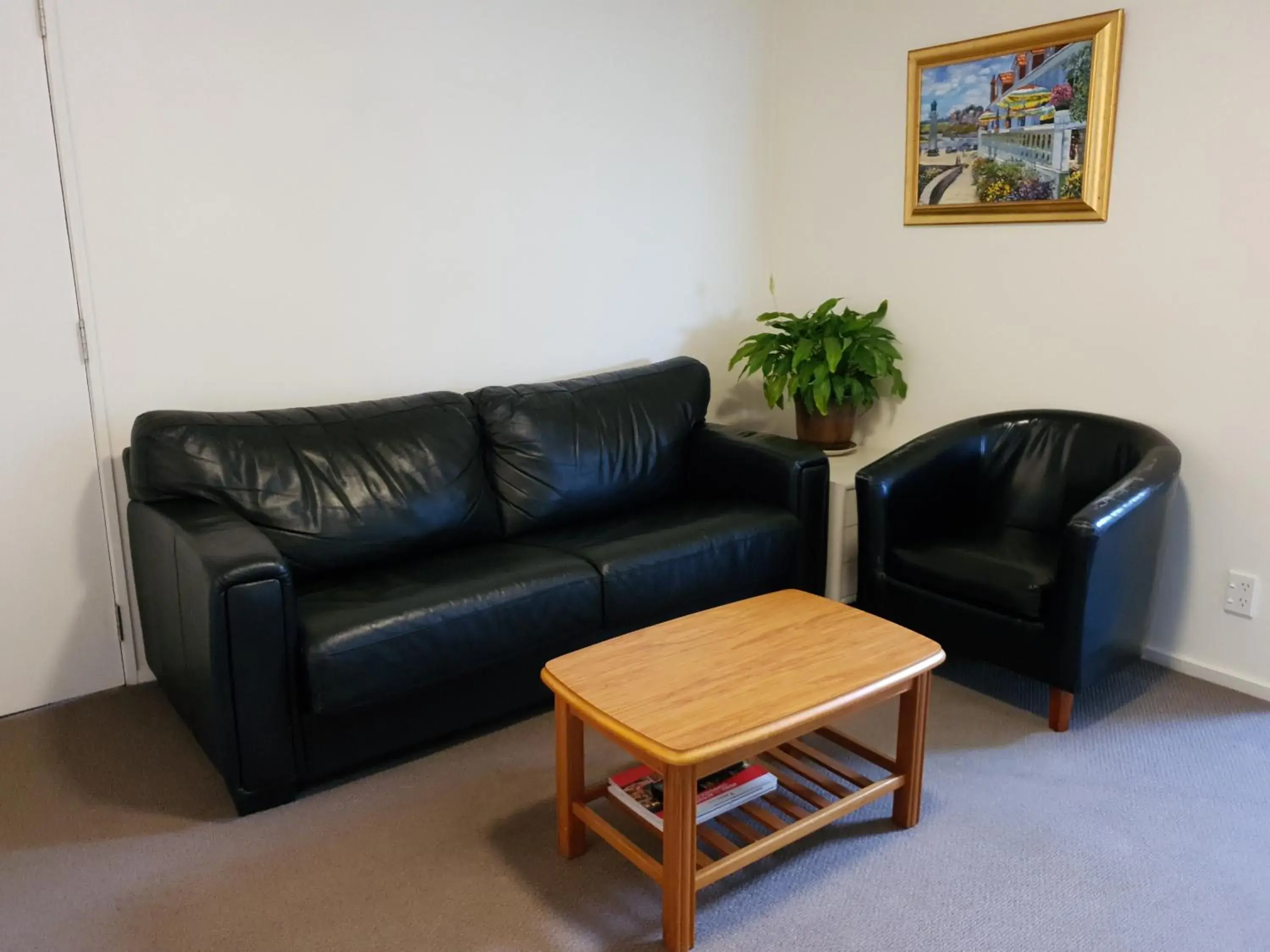 Living room in Rosewood Court Motel Living room in Rosewood Court Motel