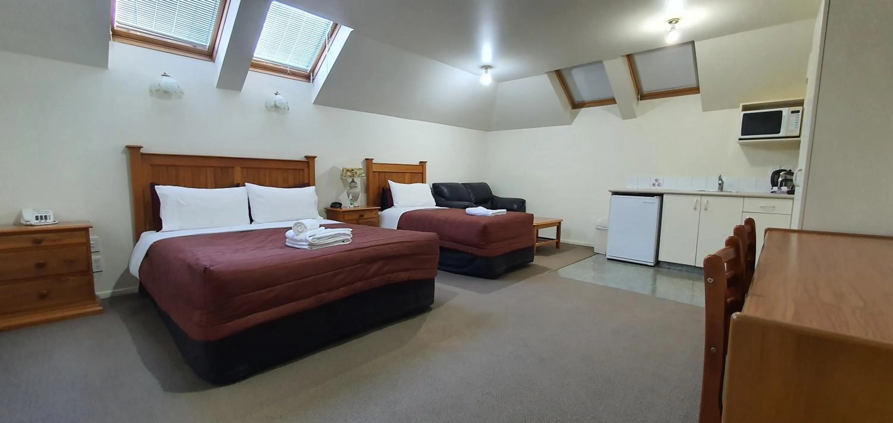 Photo of the whole room, Bed in Rosewood Court Motel