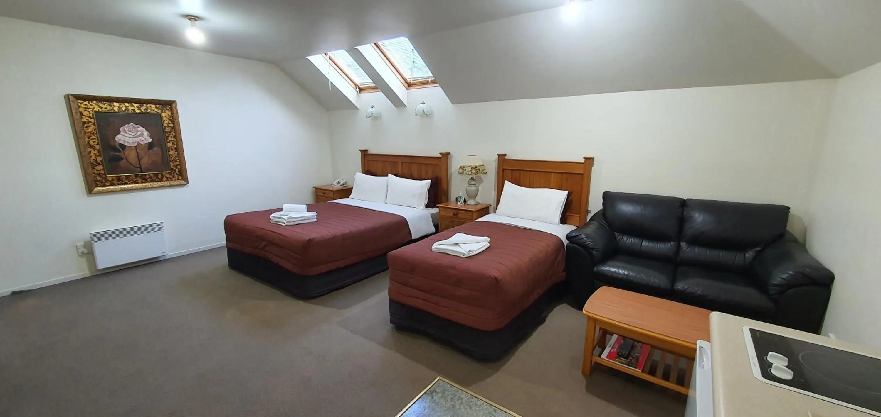 Photo of the whole room, Bed in Rosewood Court Motel