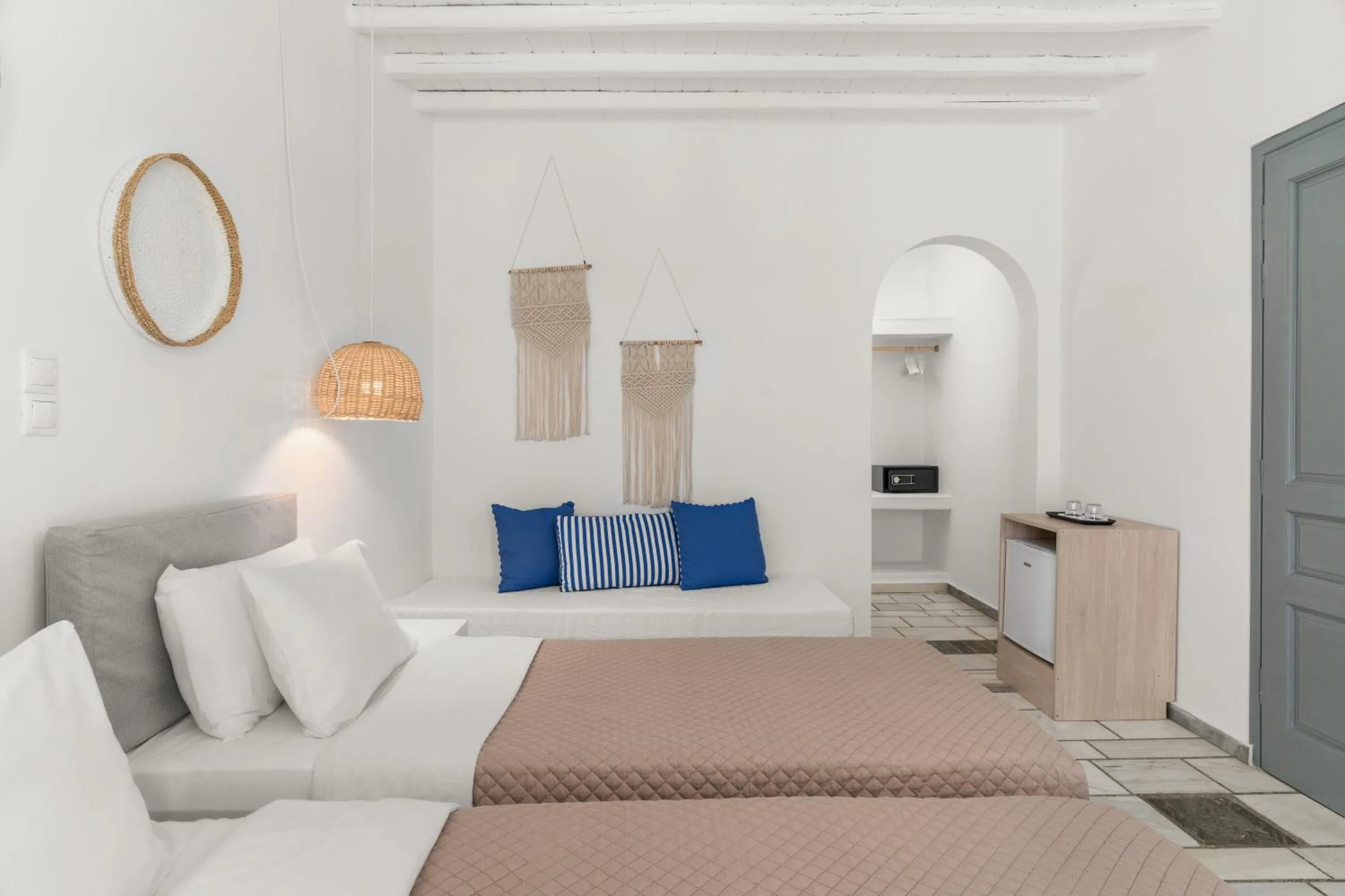 Bed in Mr. and Mrs. White Tinos