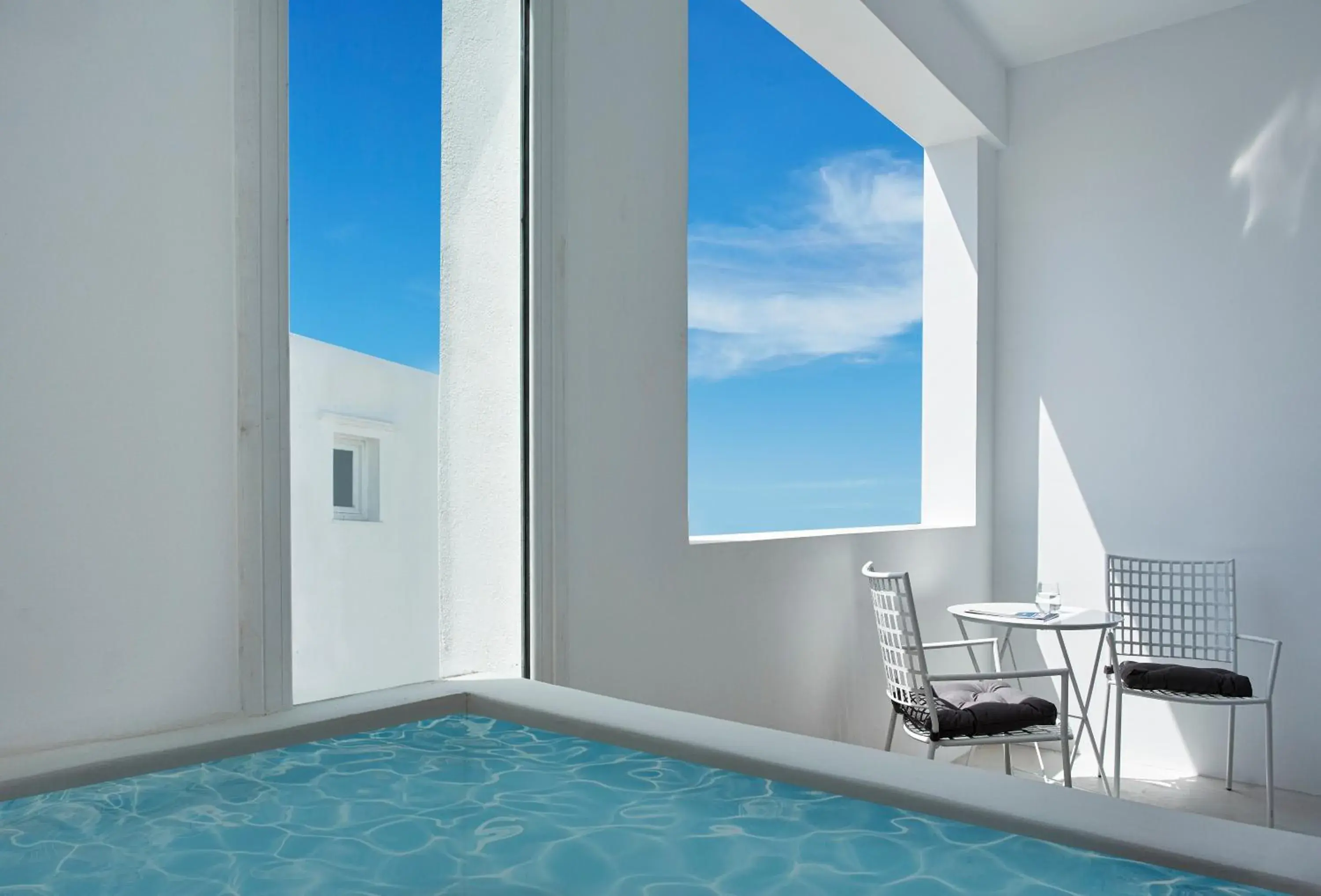 Hot Tub, Bed in Mr. and Mrs. White Tinos Hot Tub, Bed in Mr. and Mrs. White Tinos