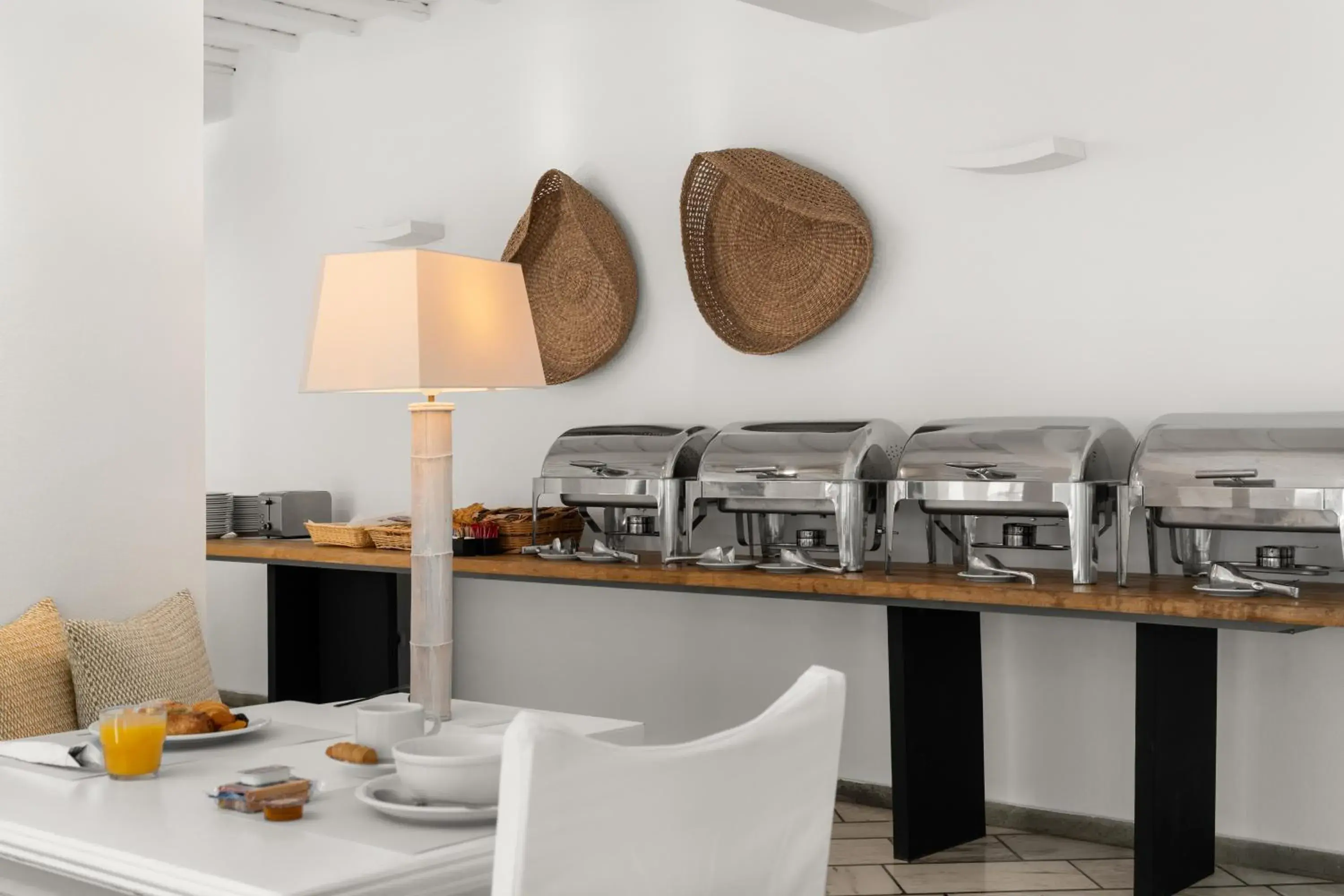 Breakfast in Mr. and Mrs. White Tinos Breakfast in Mr. and Mrs. White Tinos