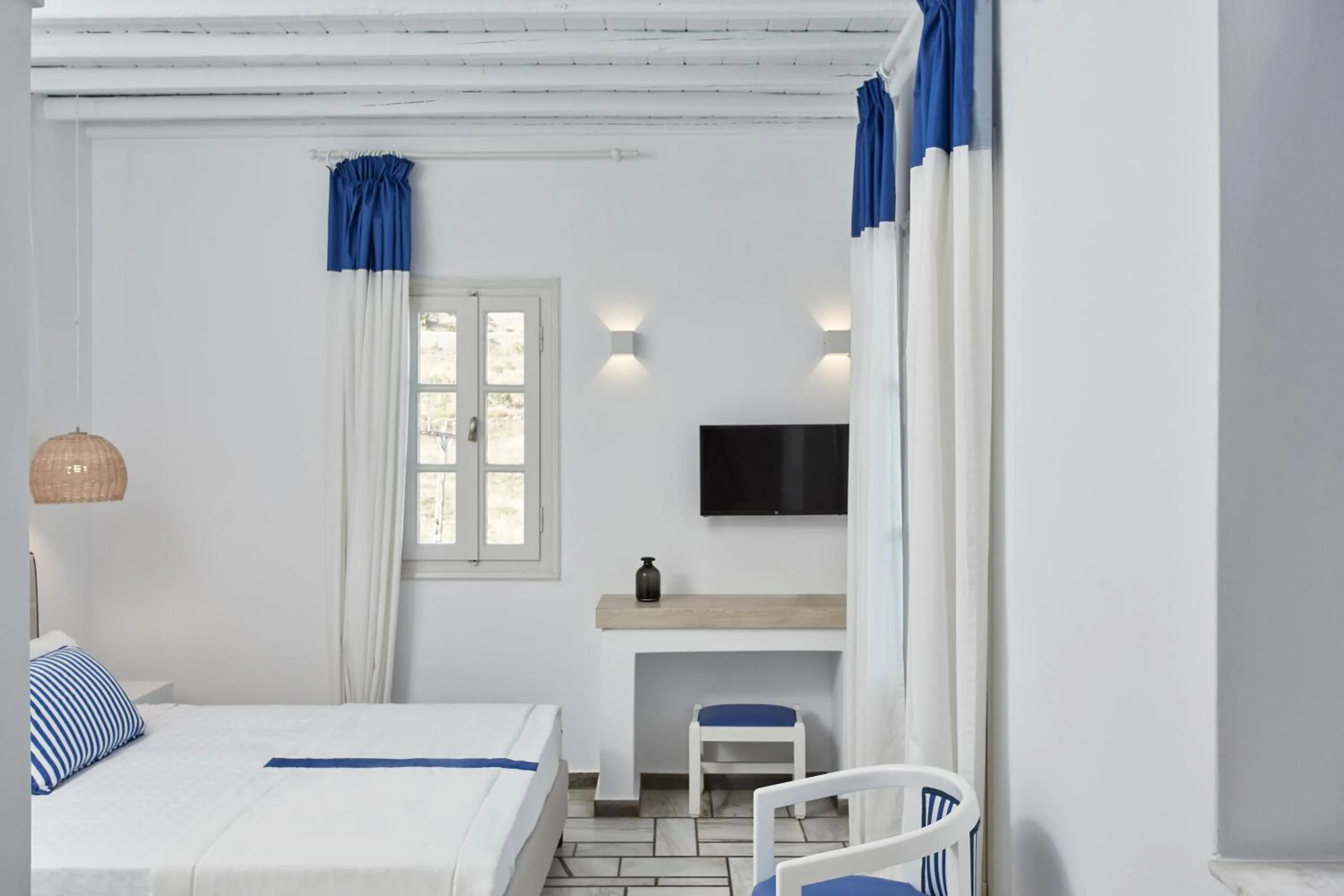  Unique Suite with Outdoor Jet tub & Sea View in Mr. and Mrs. White Tinos