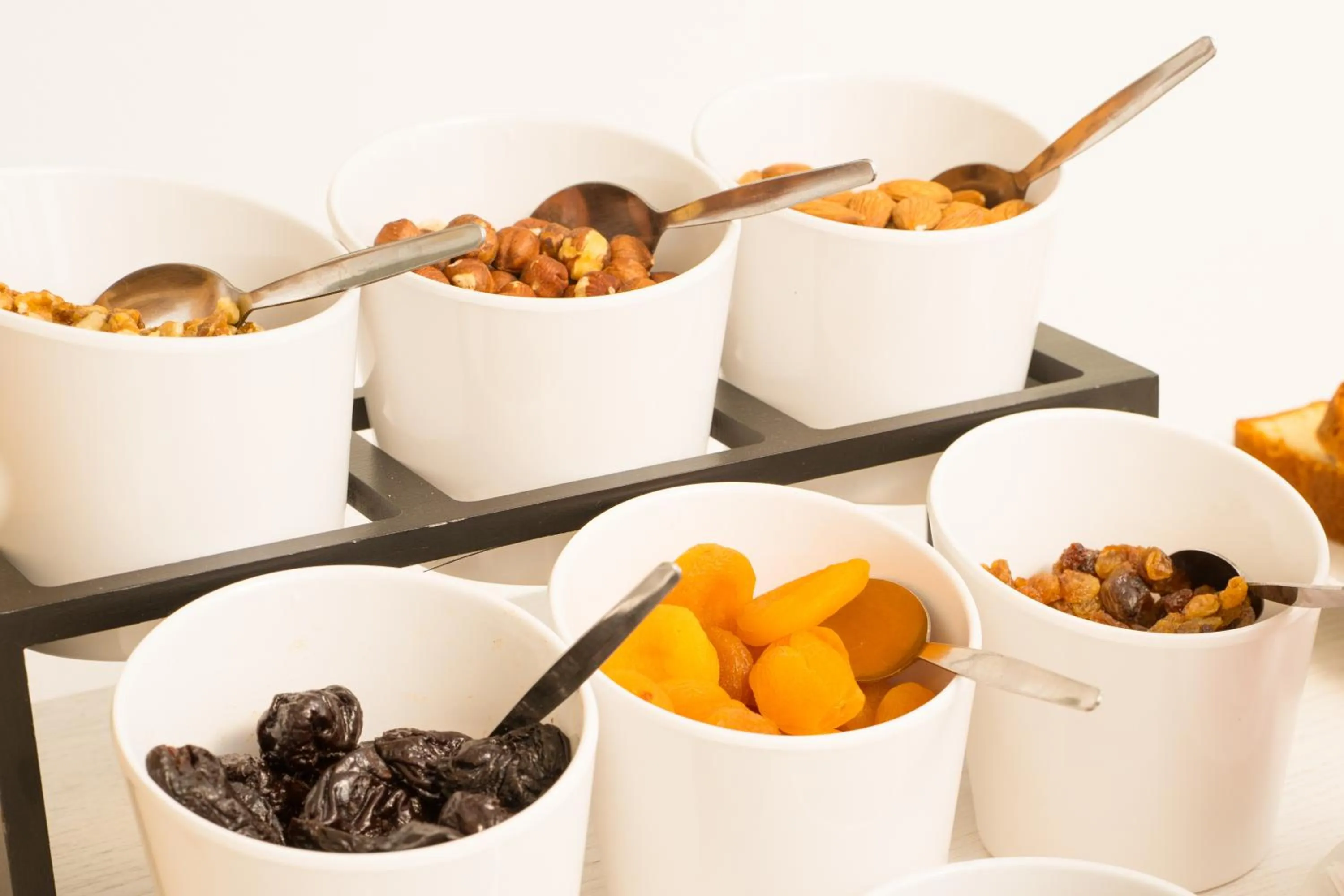 Breakfast in Mr. and Mrs. White Tinos