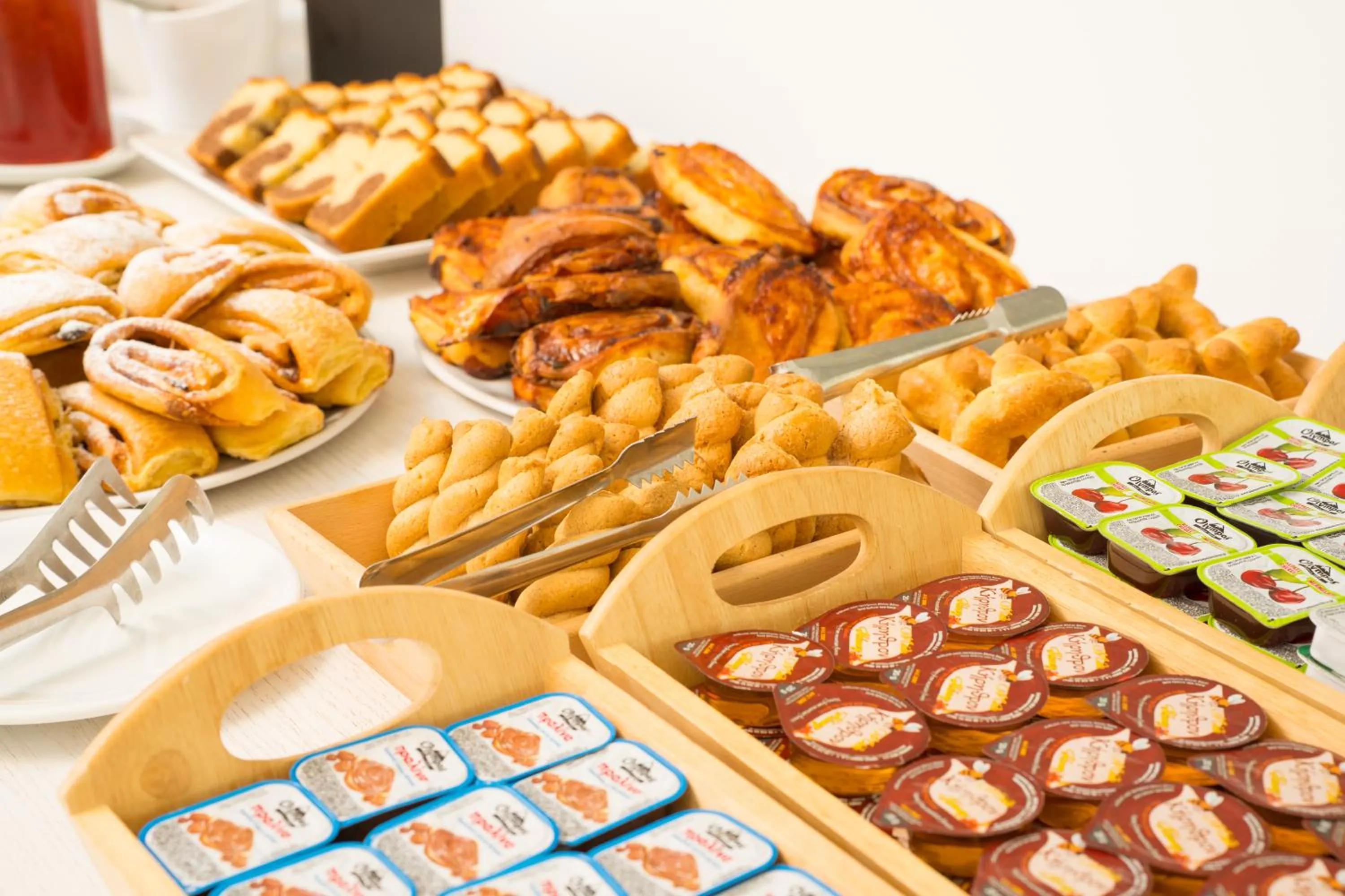 Breakfast in Mr. and Mrs. White Tinos