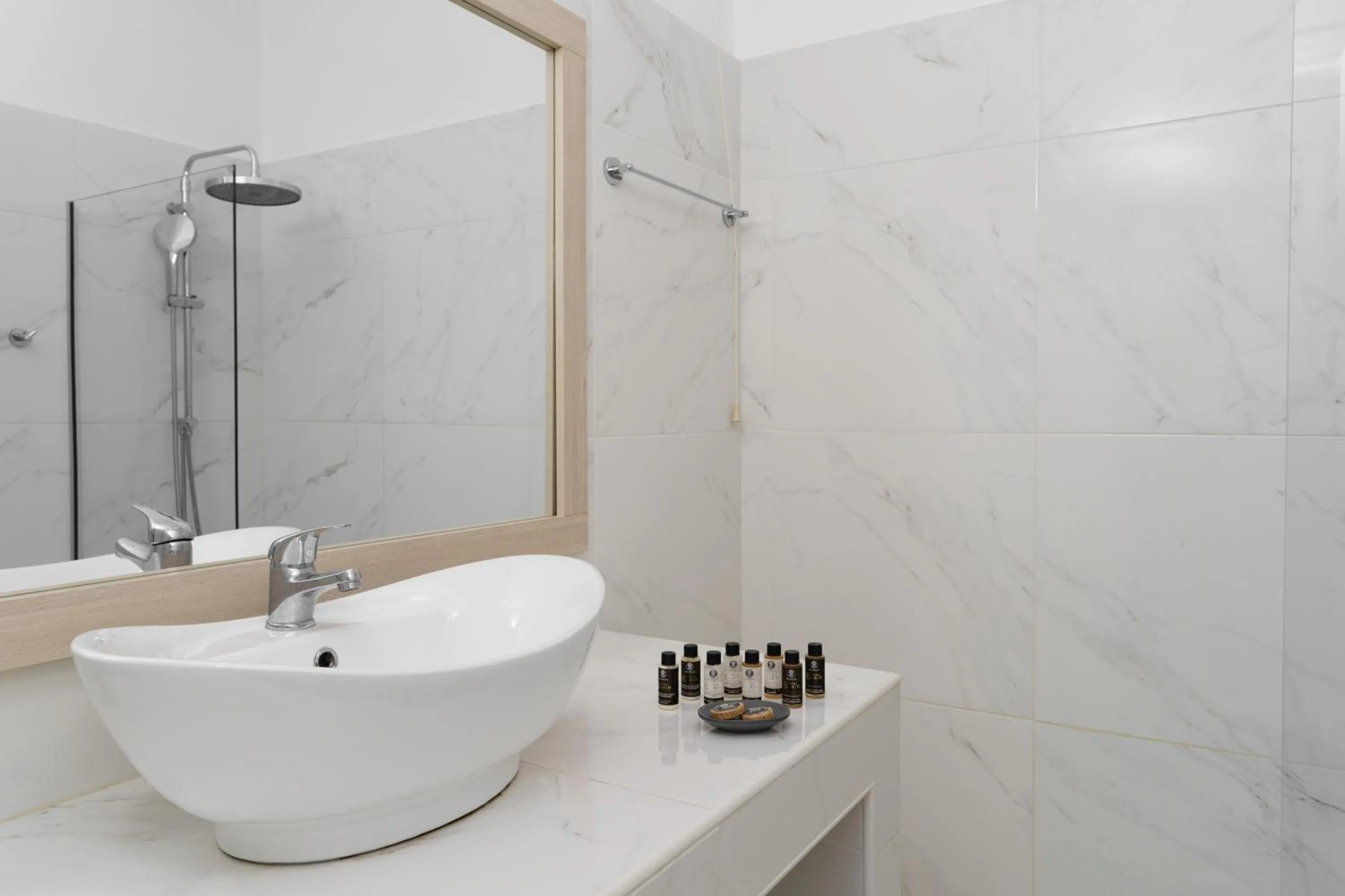 Bathroom in Mr. and Mrs. White Tinos