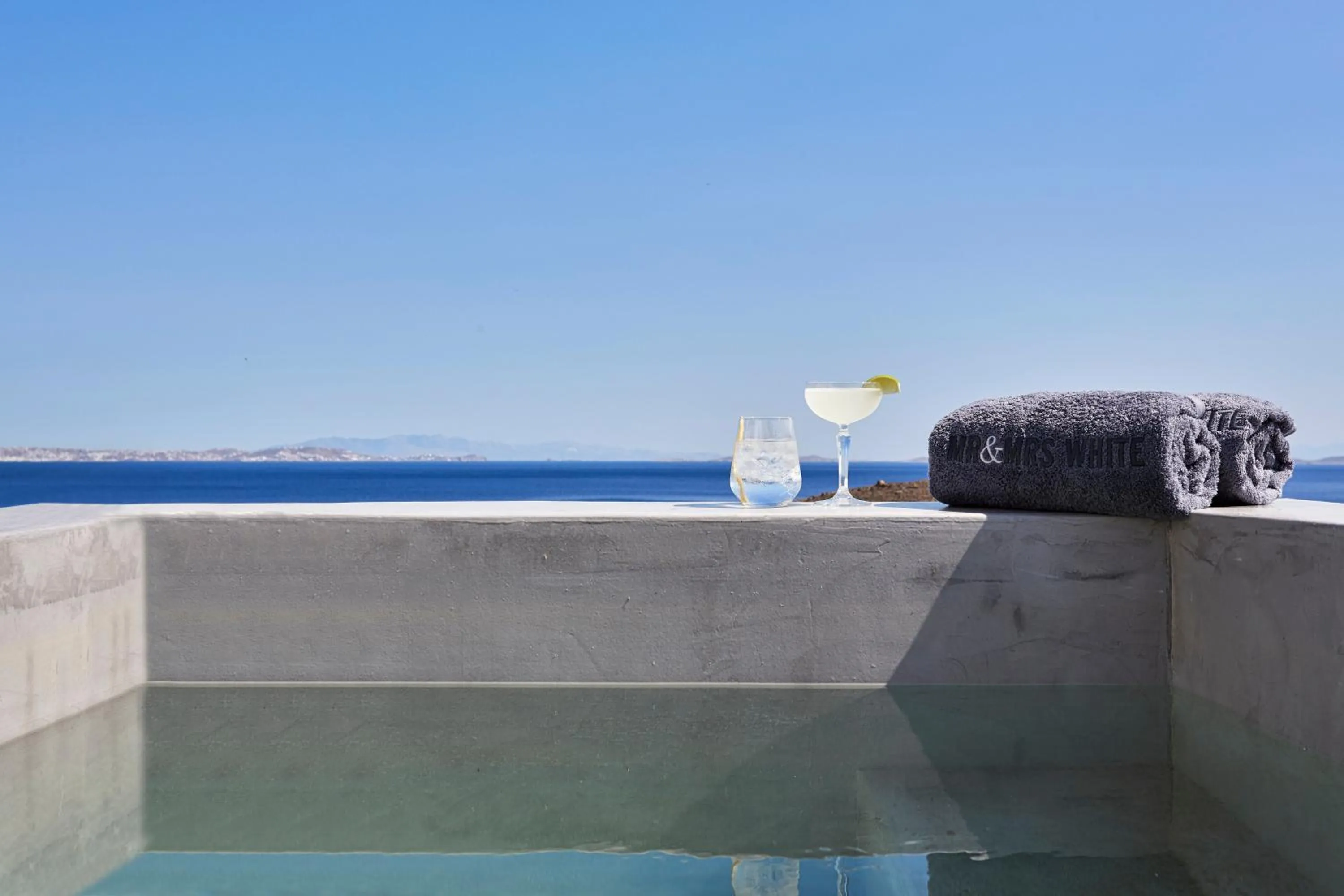 Hot Tub in Mr. and Mrs. White Tinos