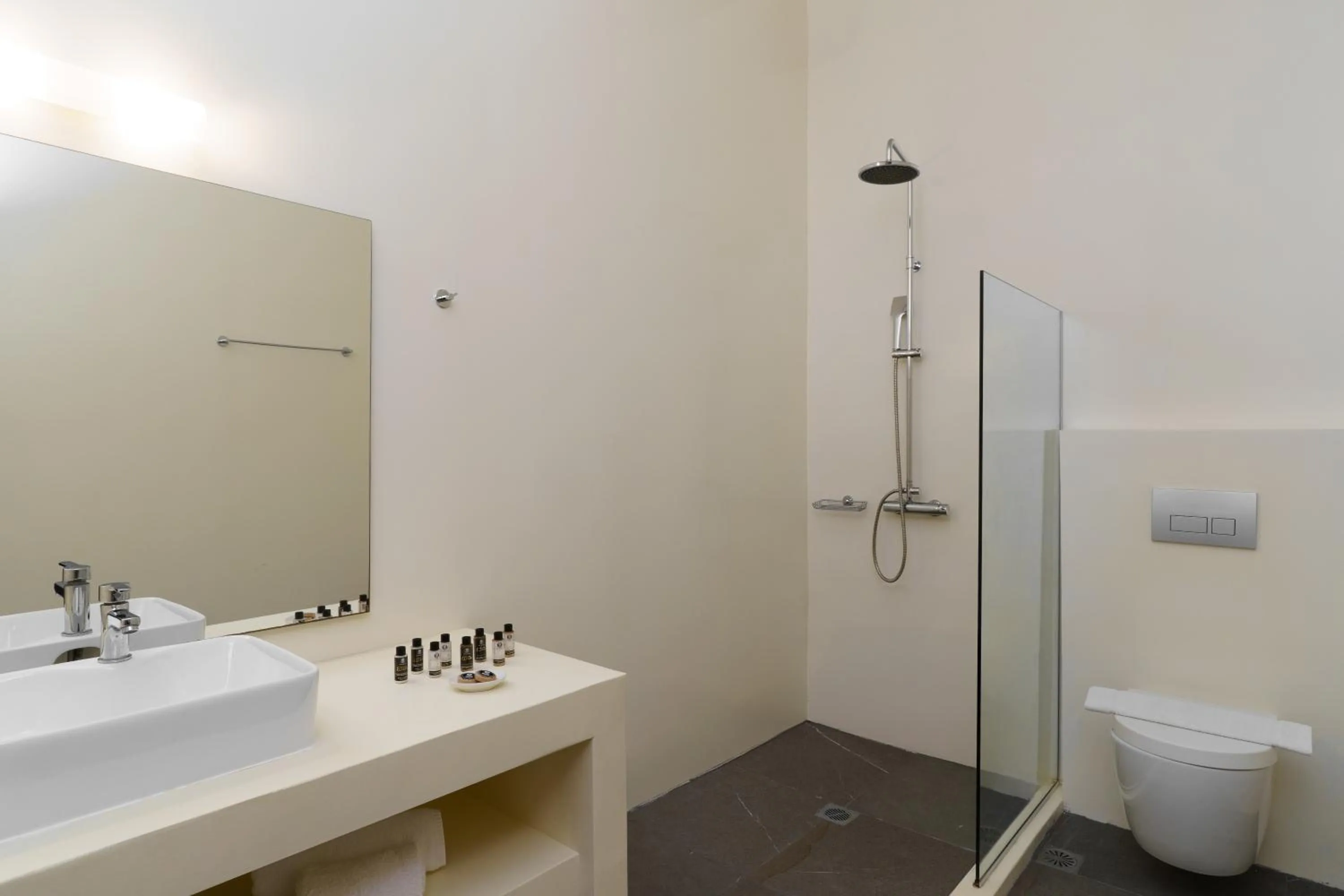 Shower in Mr. and Mrs. White Tinos