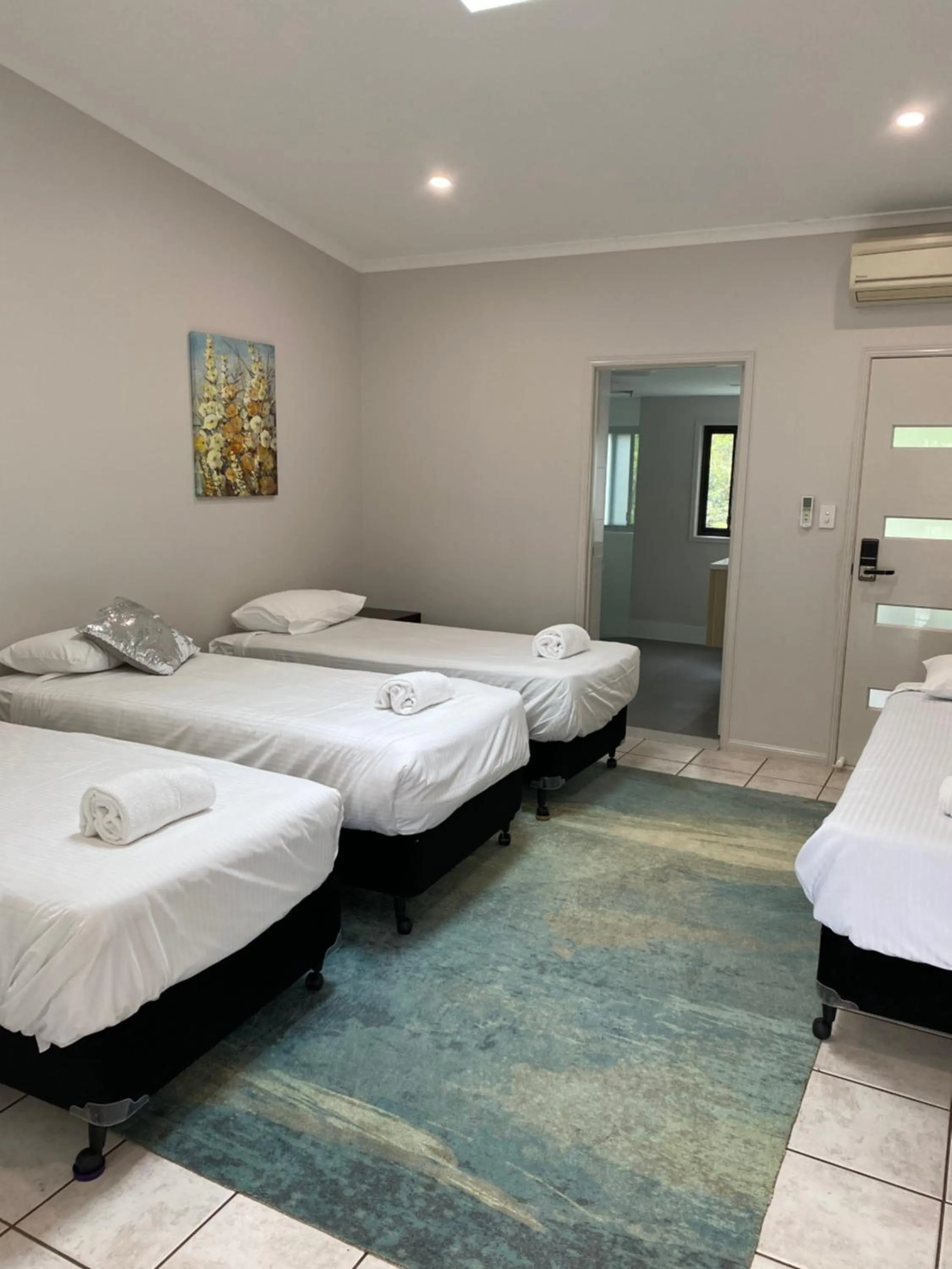 Photo of the whole room, Bed in Clouds Mapleton