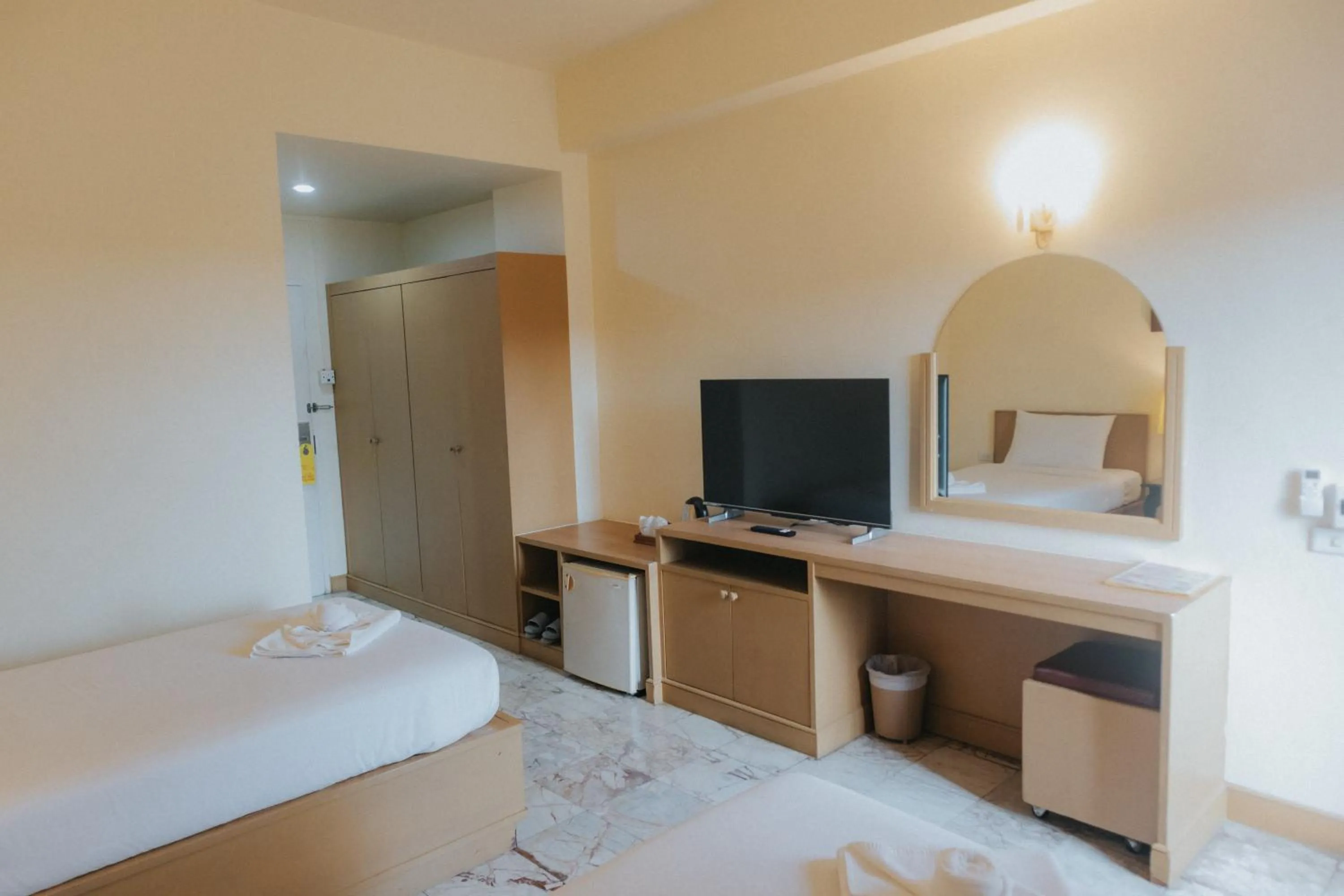 Bedroom, Bed in Nonthaburi Palace Hotel