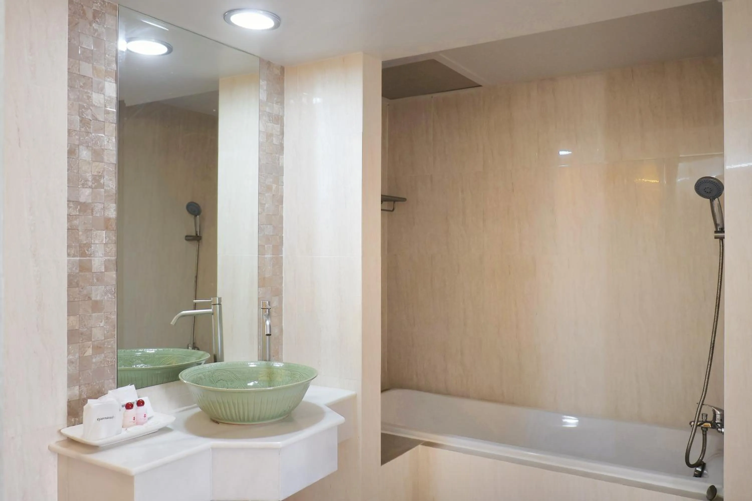 Bathroom in Nonthaburi Palace Hotel