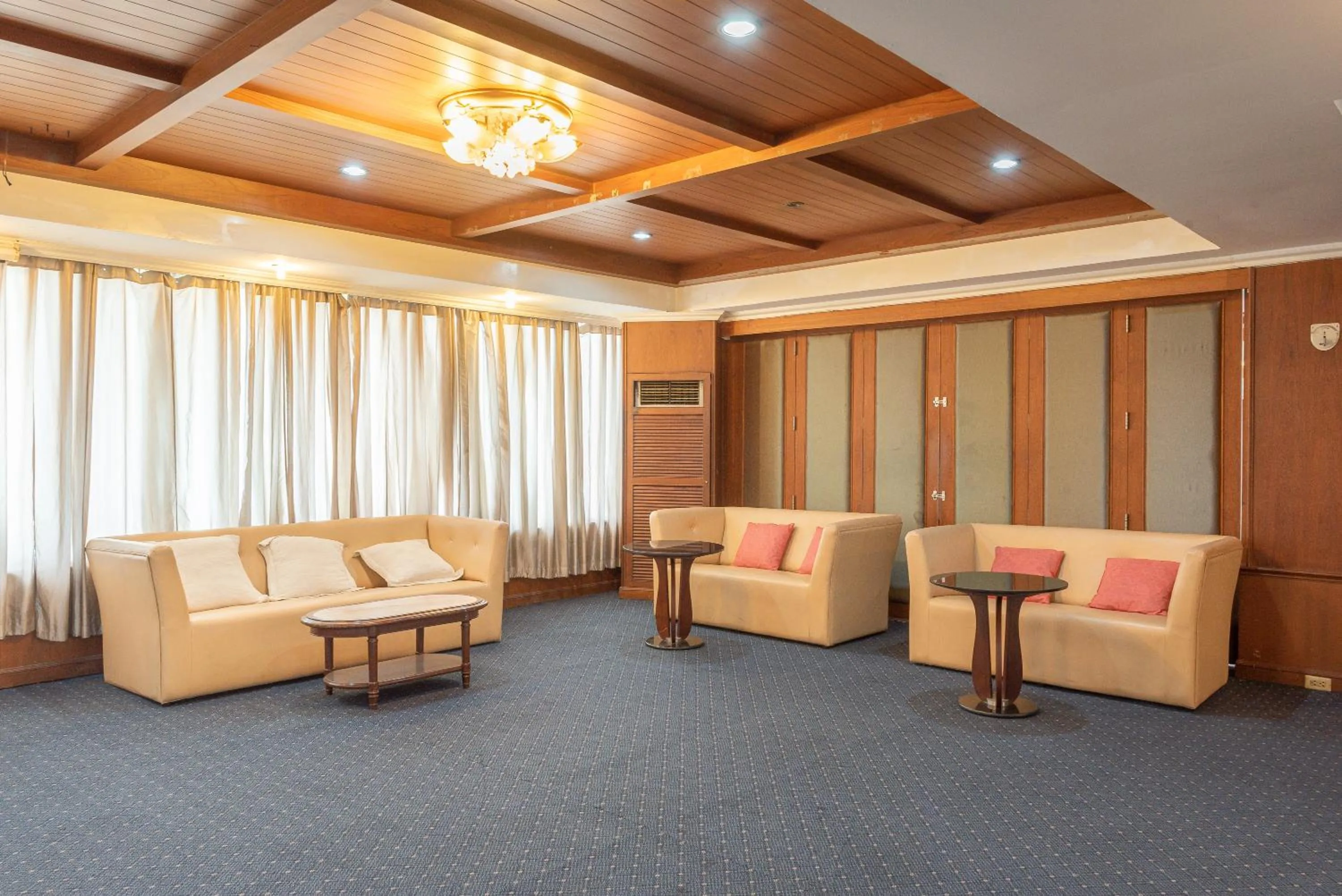 Meeting/conference room in Nonthaburi Palace Hotel