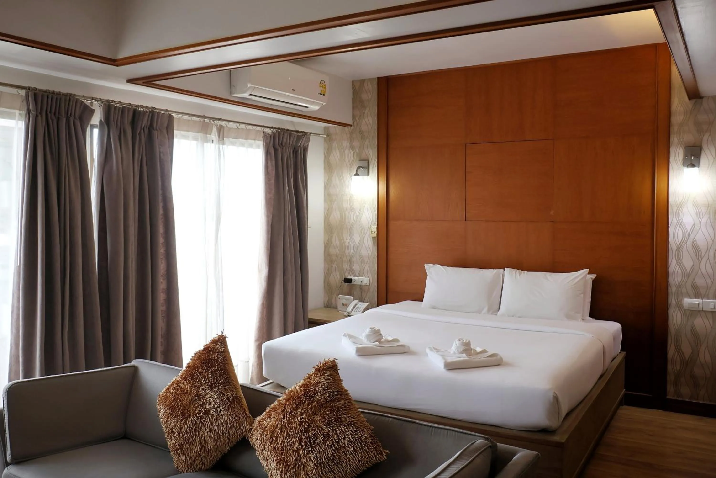 Bedroom, Bed in Nonthaburi Palace Hotel