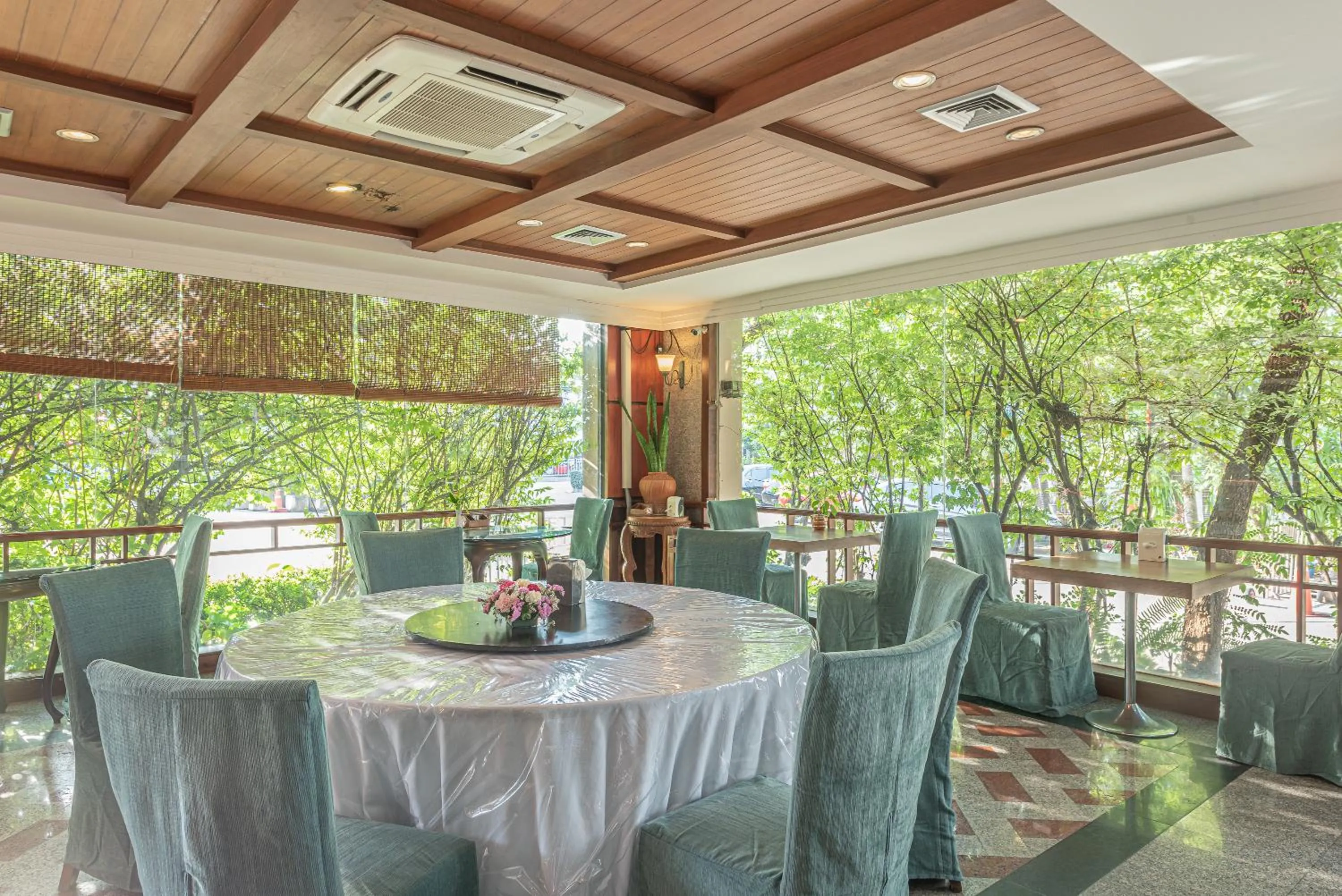 Restaurant/places to eat in Nonthaburi Palace Hotel