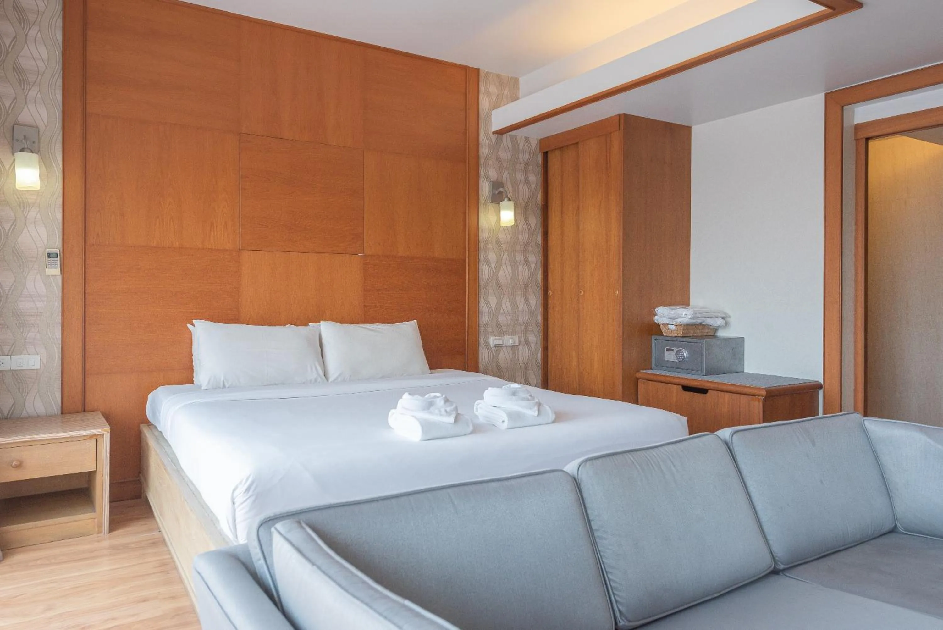 Bed in Nonthaburi Palace Hotel