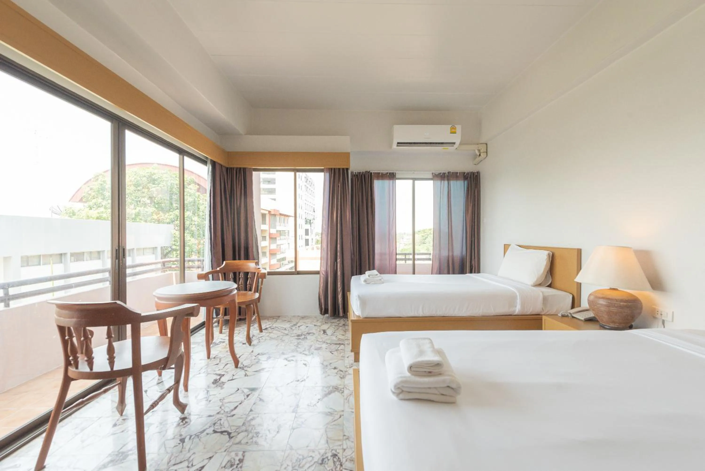 Seating area, Bed in Nonthaburi Palace Hotel