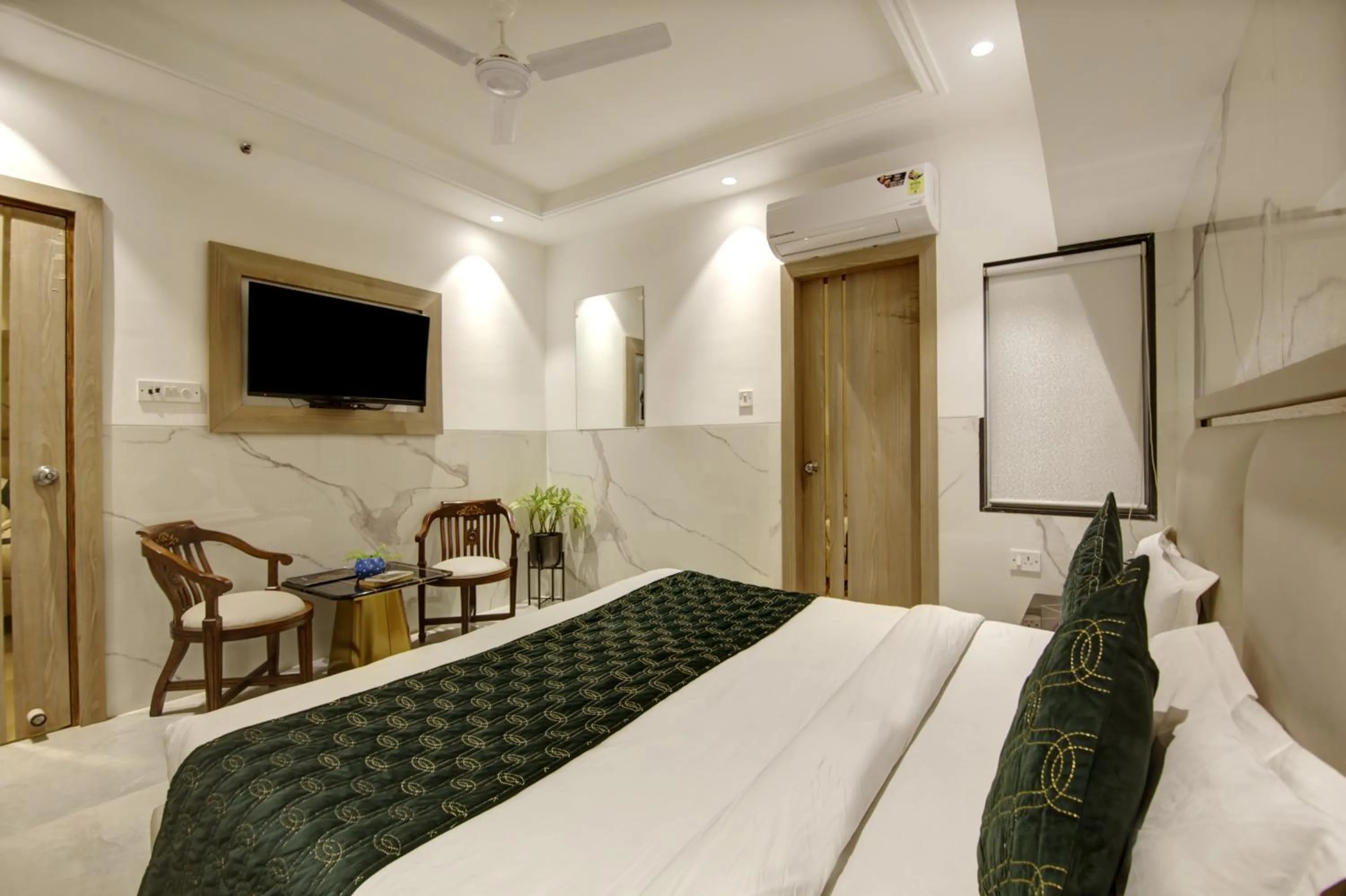 Bed in Hotel International Inn - Near Delhi Airport