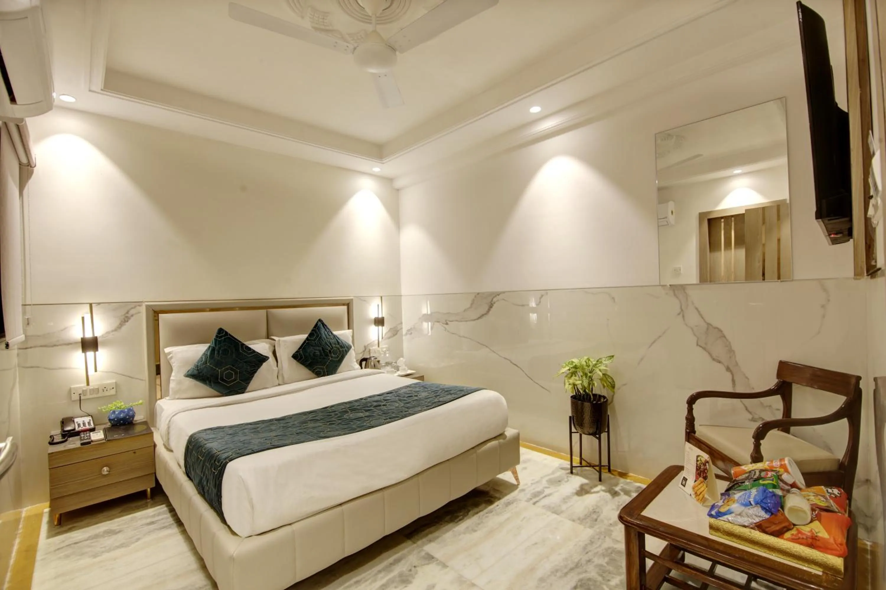 Bedroom, Bed in Hotel International Inn - Near Delhi Airport