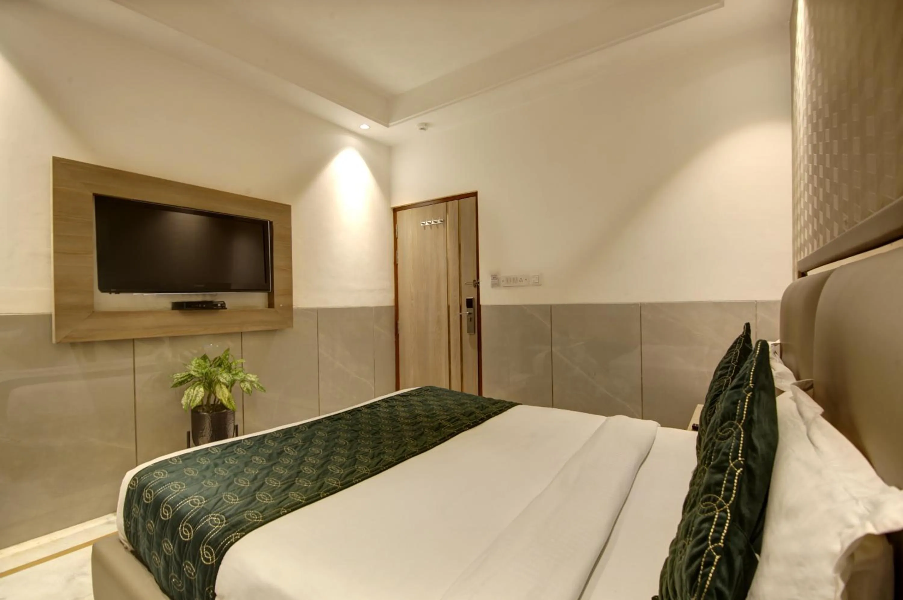 Bedroom, Bed in Hotel International Inn - Near Delhi Airport