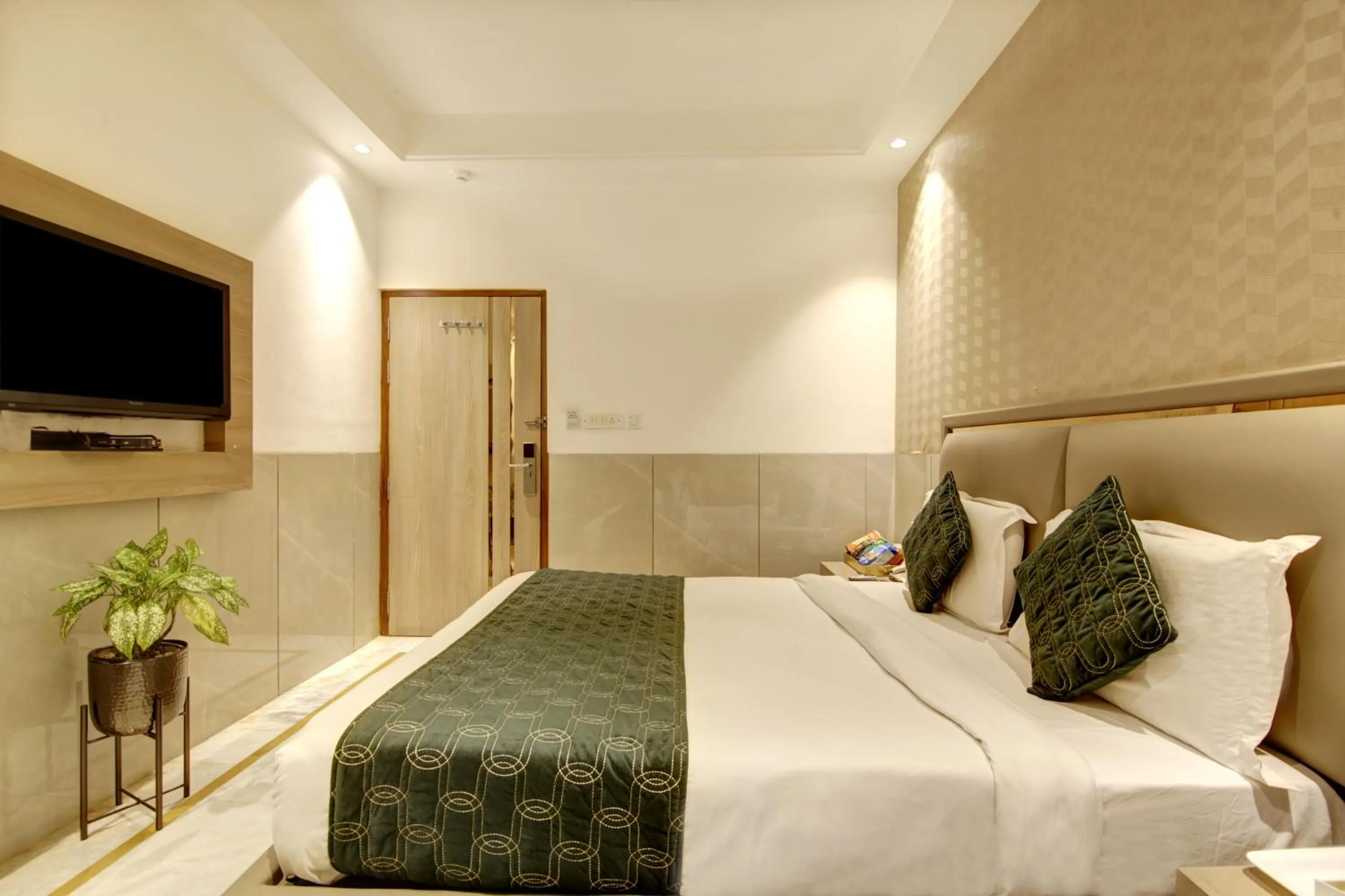 TV and multimedia, Bed in Hotel International Inn - Near Delhi Airport