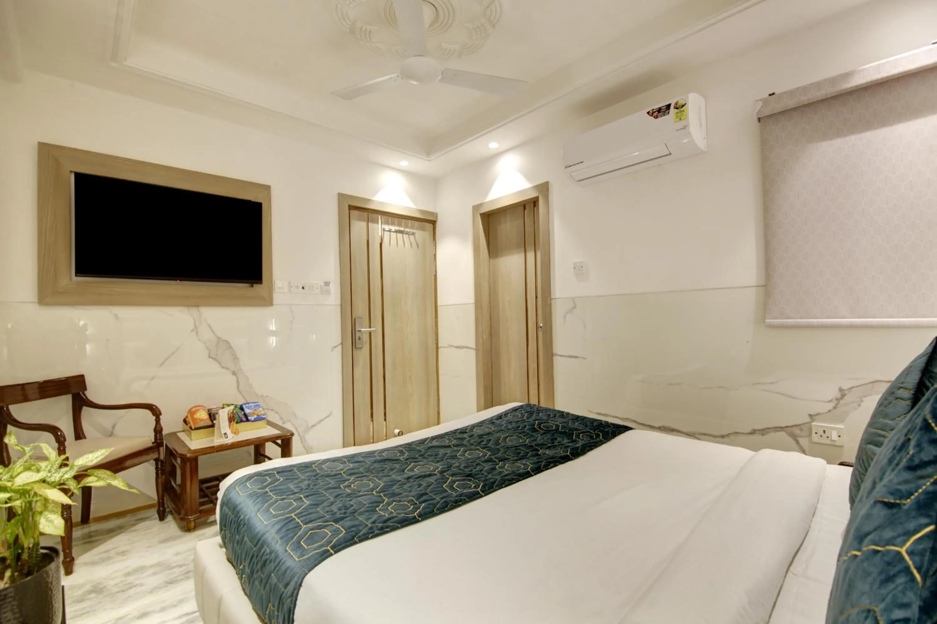 TV and multimedia, Bed in Hotel International Inn - Near Delhi Airport