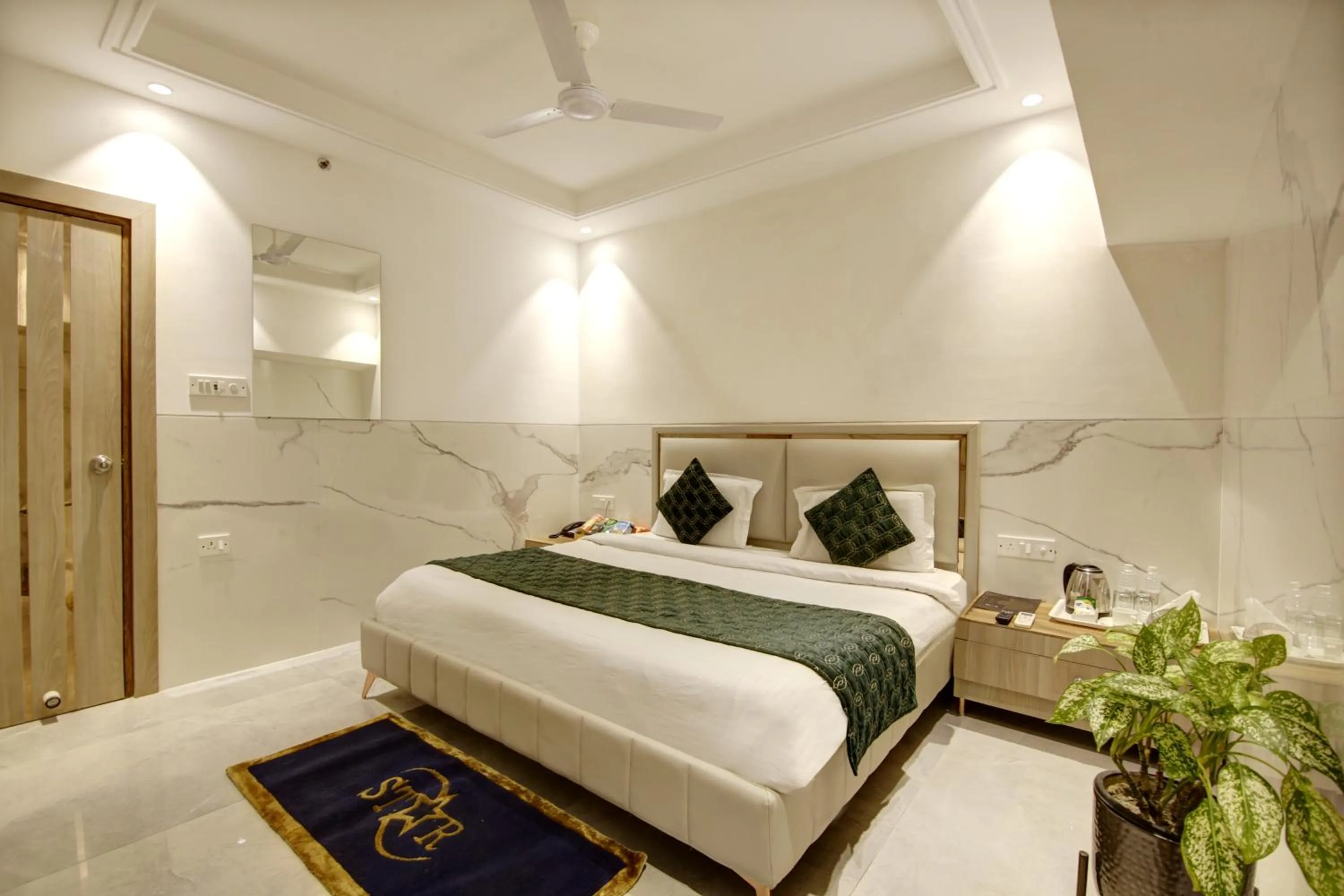 Bed in Hotel International Inn - Near Delhi Airport