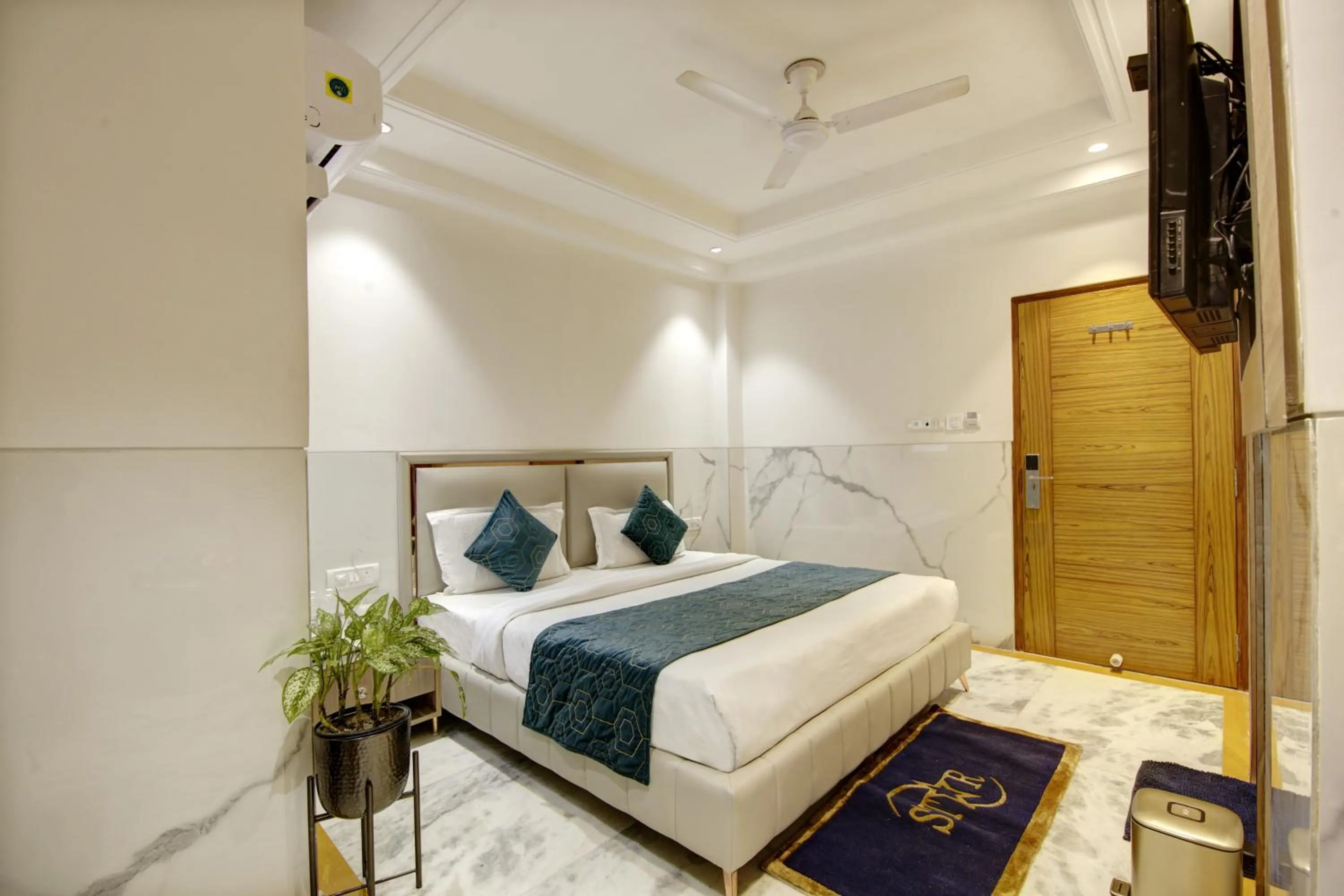 Bedroom, Bed in Hotel International Inn - Near Delhi Airport