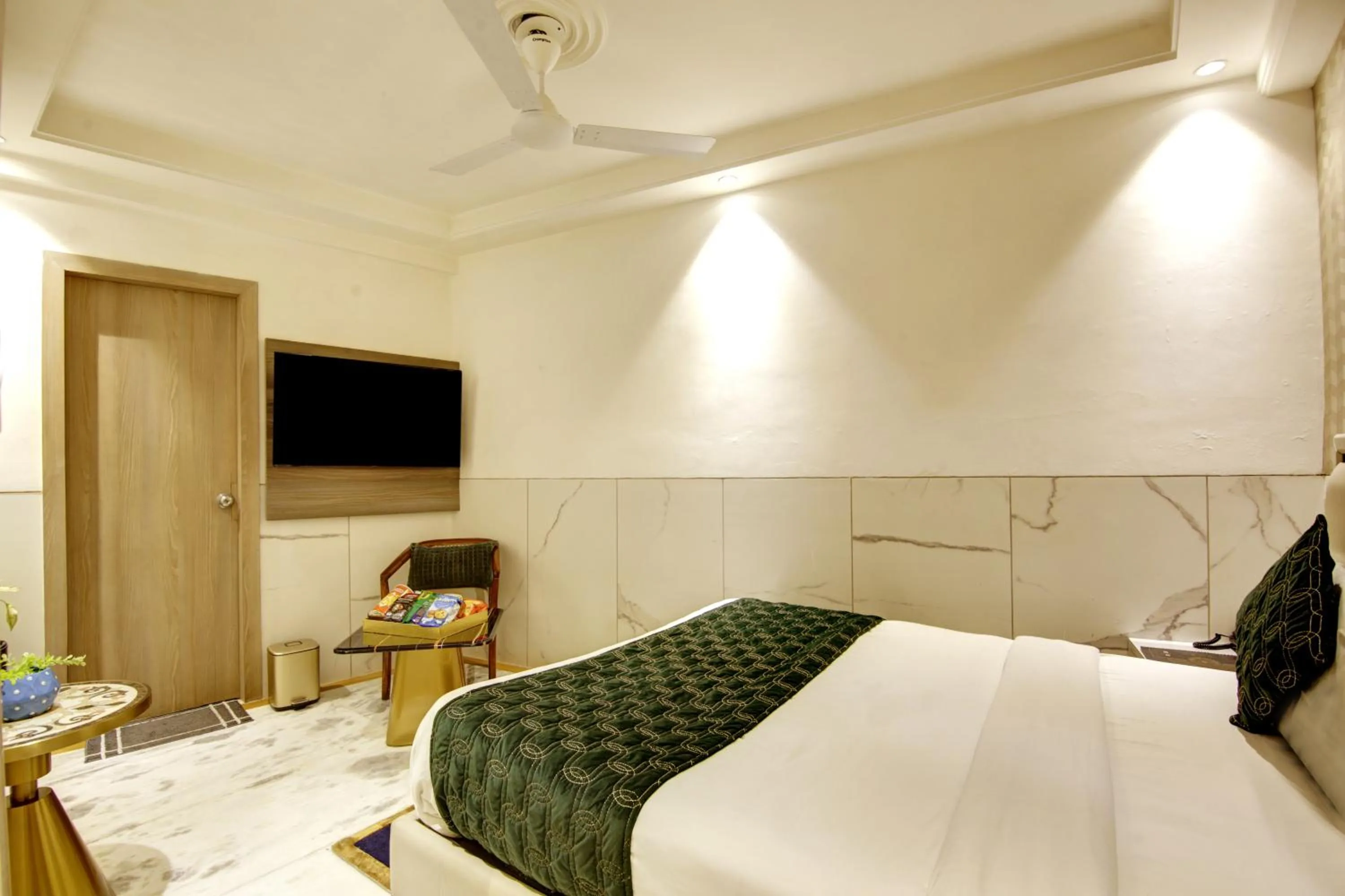 TV and multimedia, Bed in Hotel International Inn - Near Delhi Airport