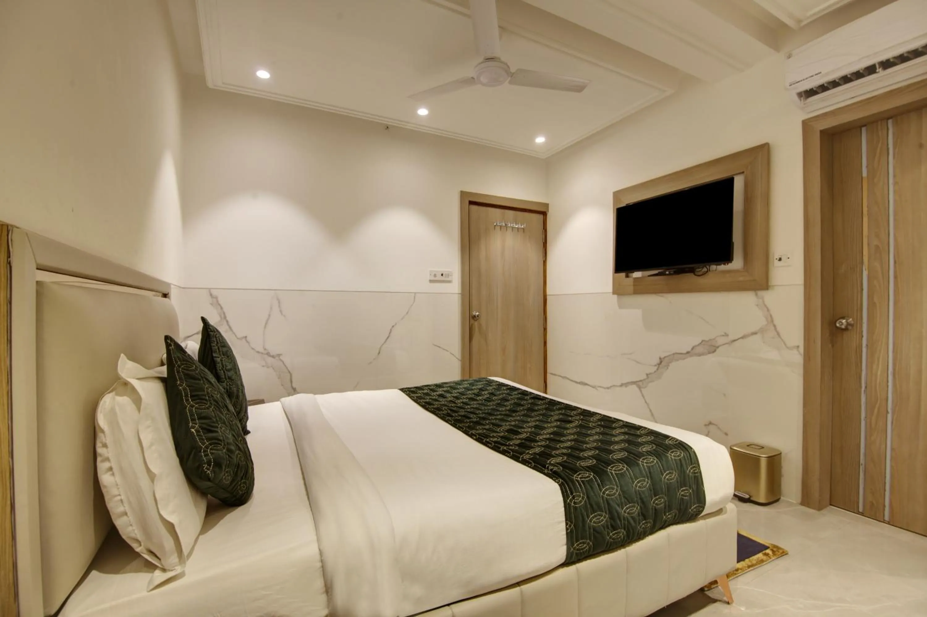 Bedroom, Bed in Hotel International Inn - Near Delhi Airport