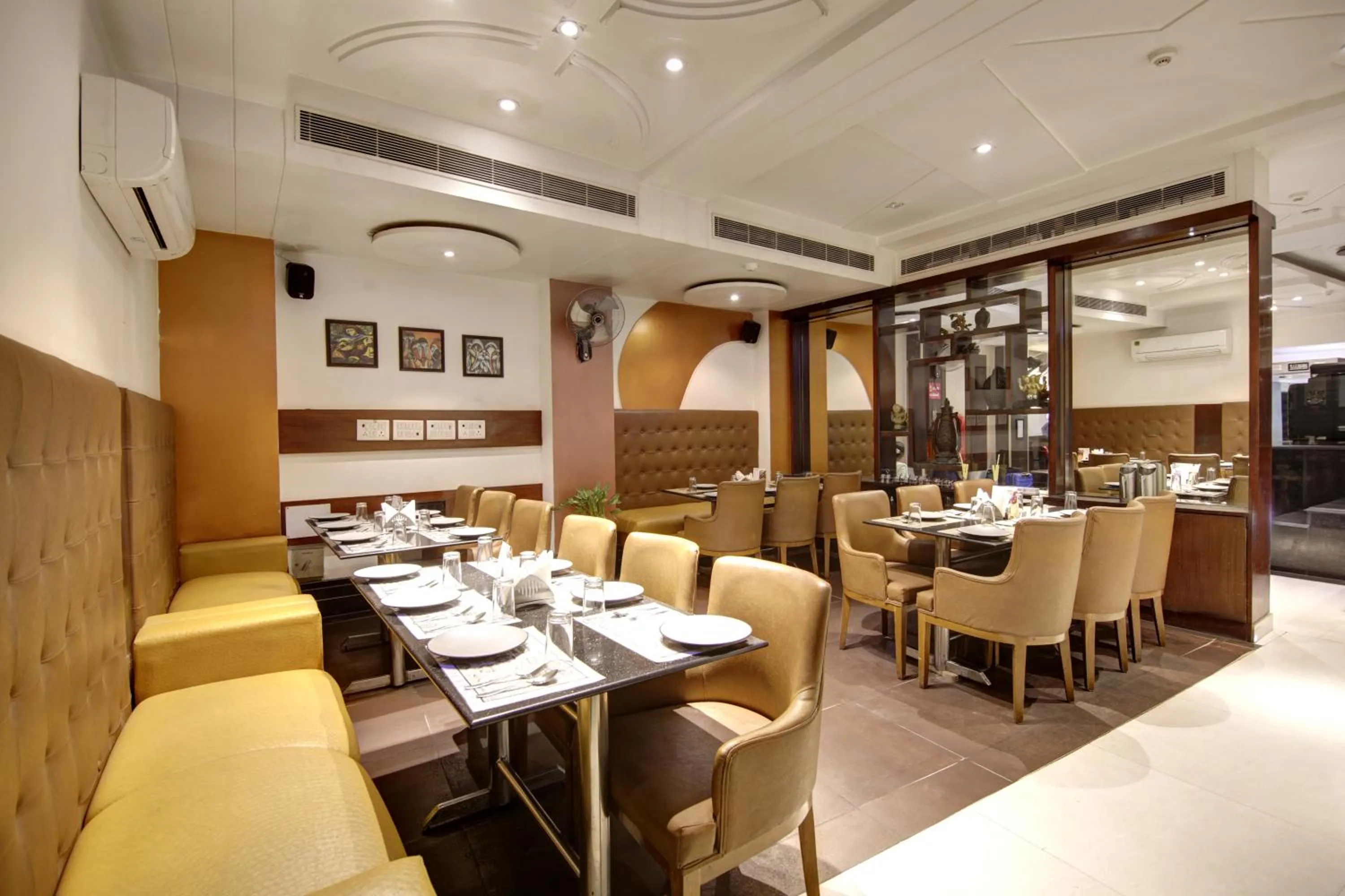 Restaurant/places to eat in Hotel International Inn - Near Delhi Airport