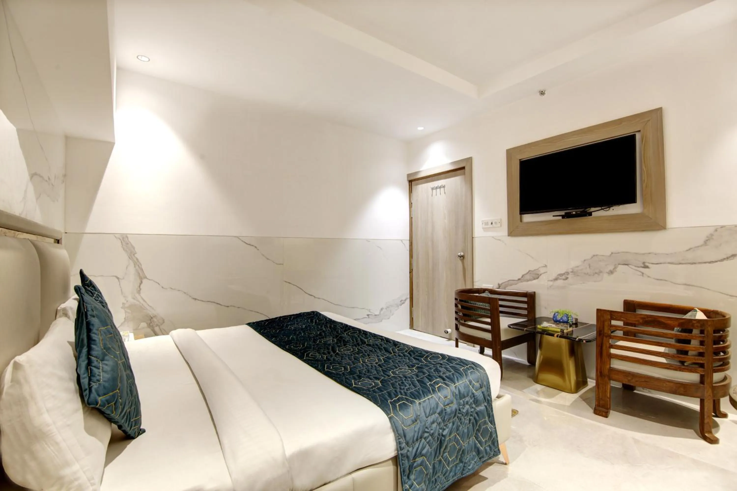 Communal lounge/ TV room, Bed in Hotel International Inn - Near Delhi Airport