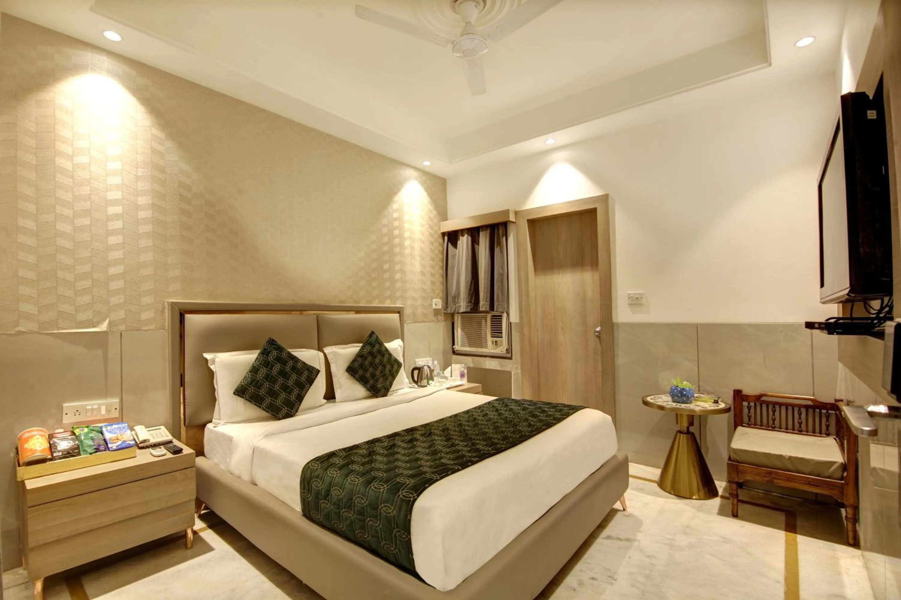 Bedroom, Bed in Hotel International Inn - Near Delhi Airport
