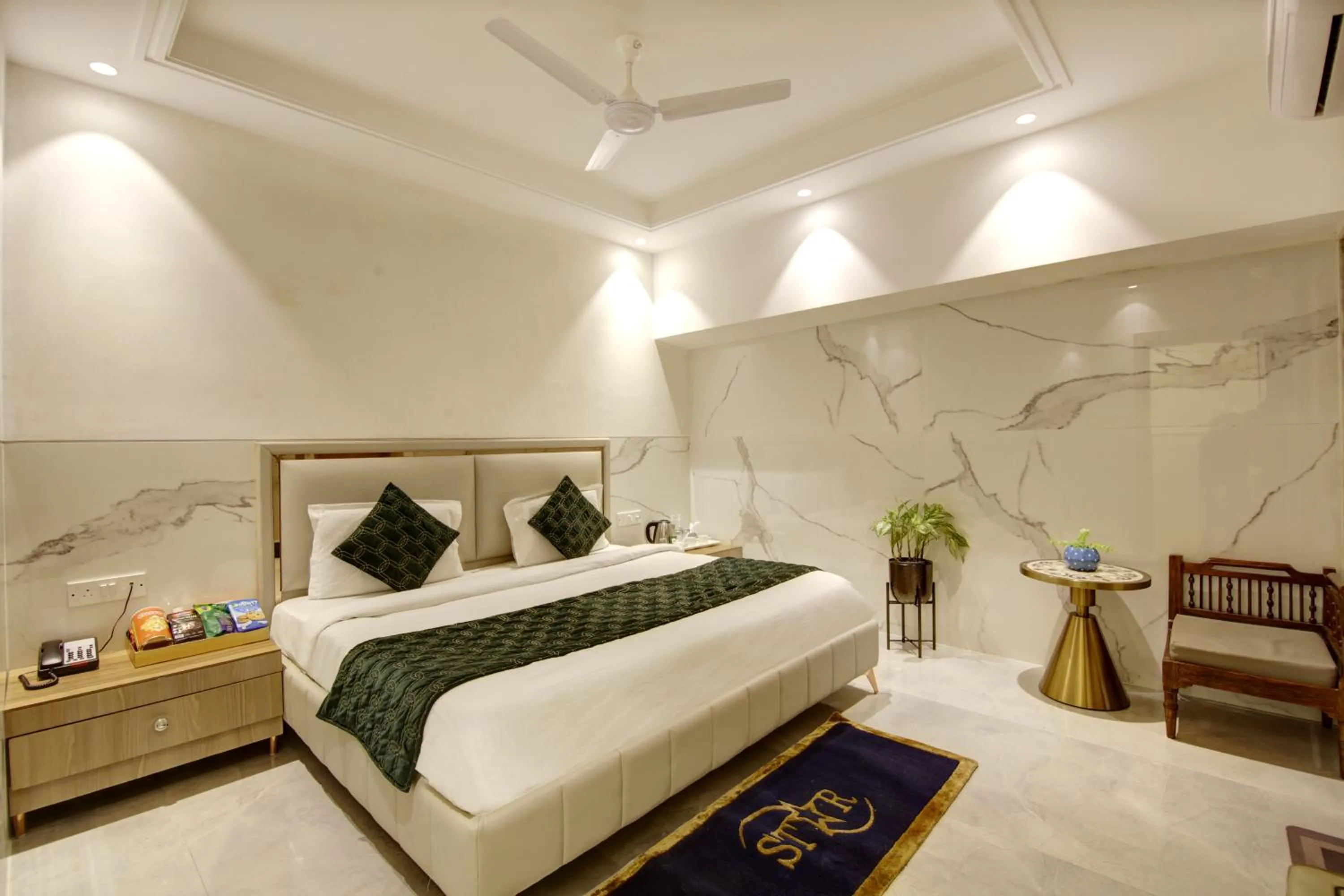 Bed in Hotel International Inn - Near Delhi Airport