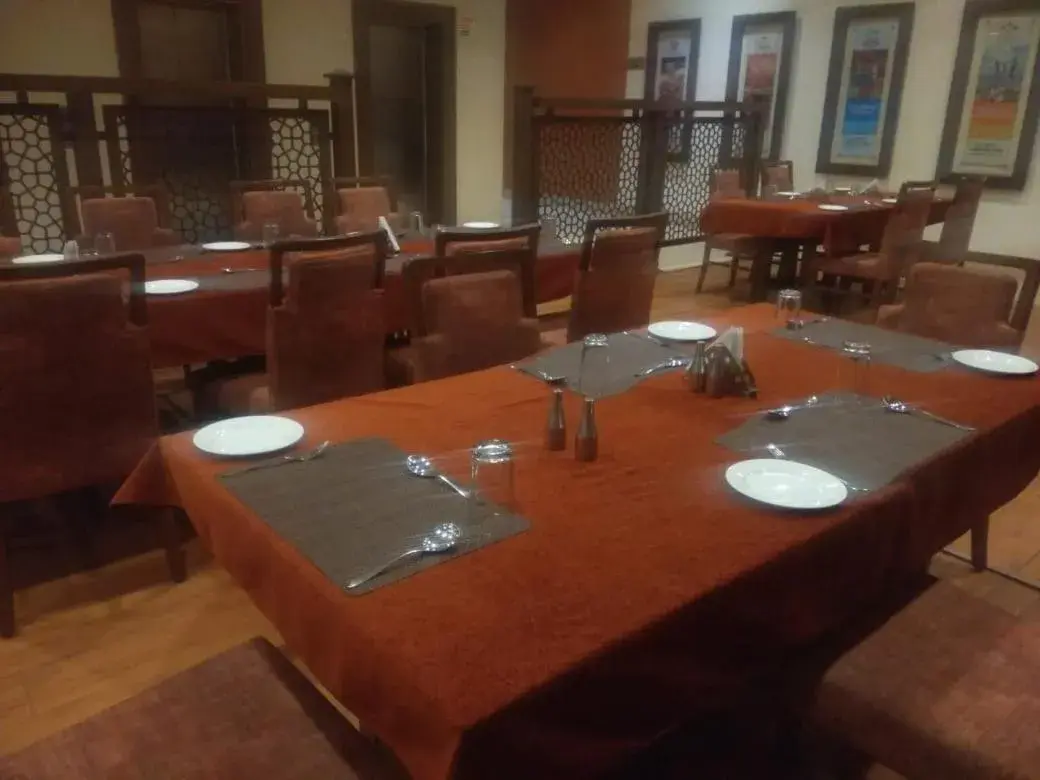 Restaurant/places to eat in The Cambay Grand Restaurant/places to eat in The Cambay Grand