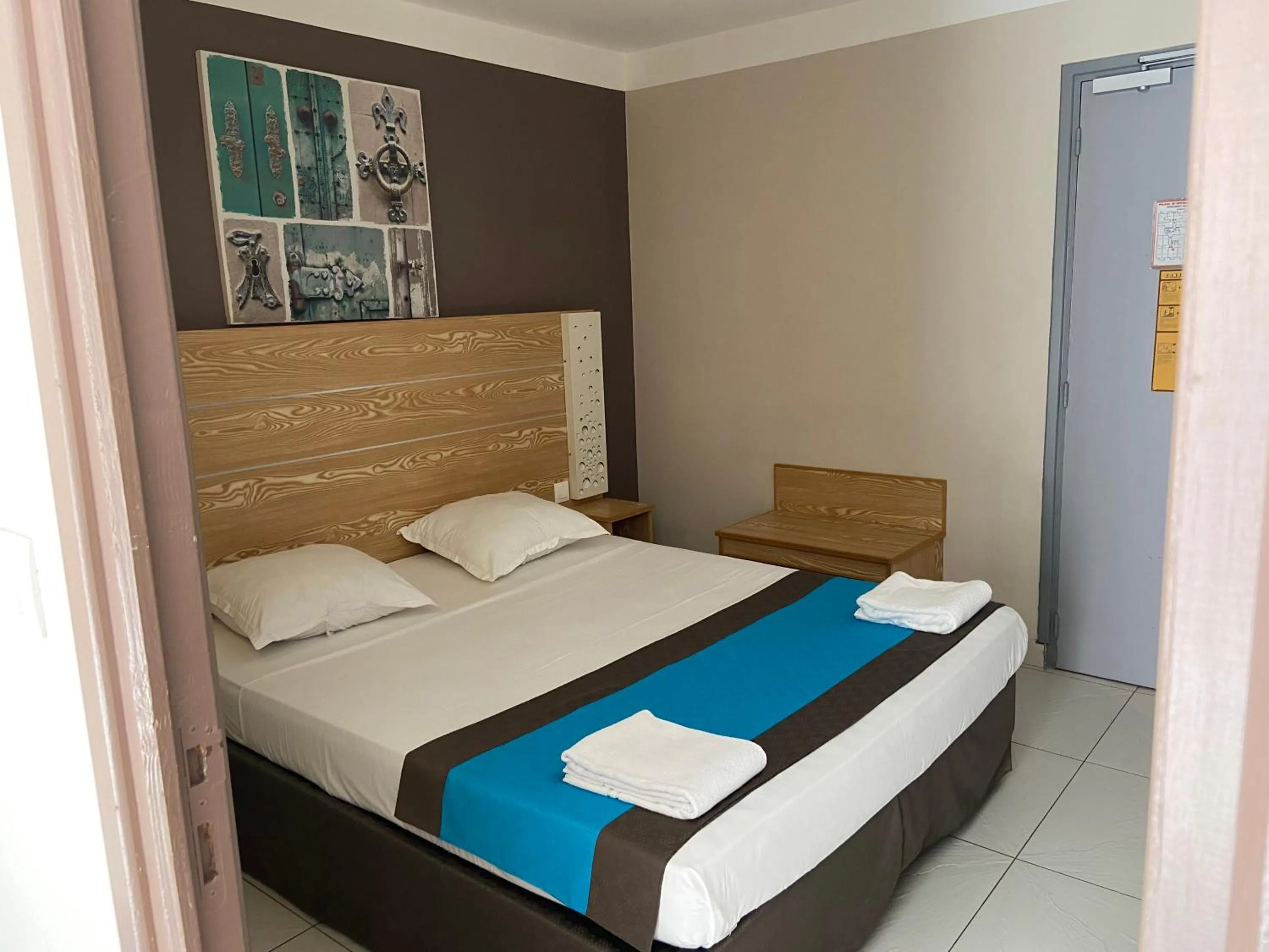 Bedroom, Bed in Hôtel Select - Réunion