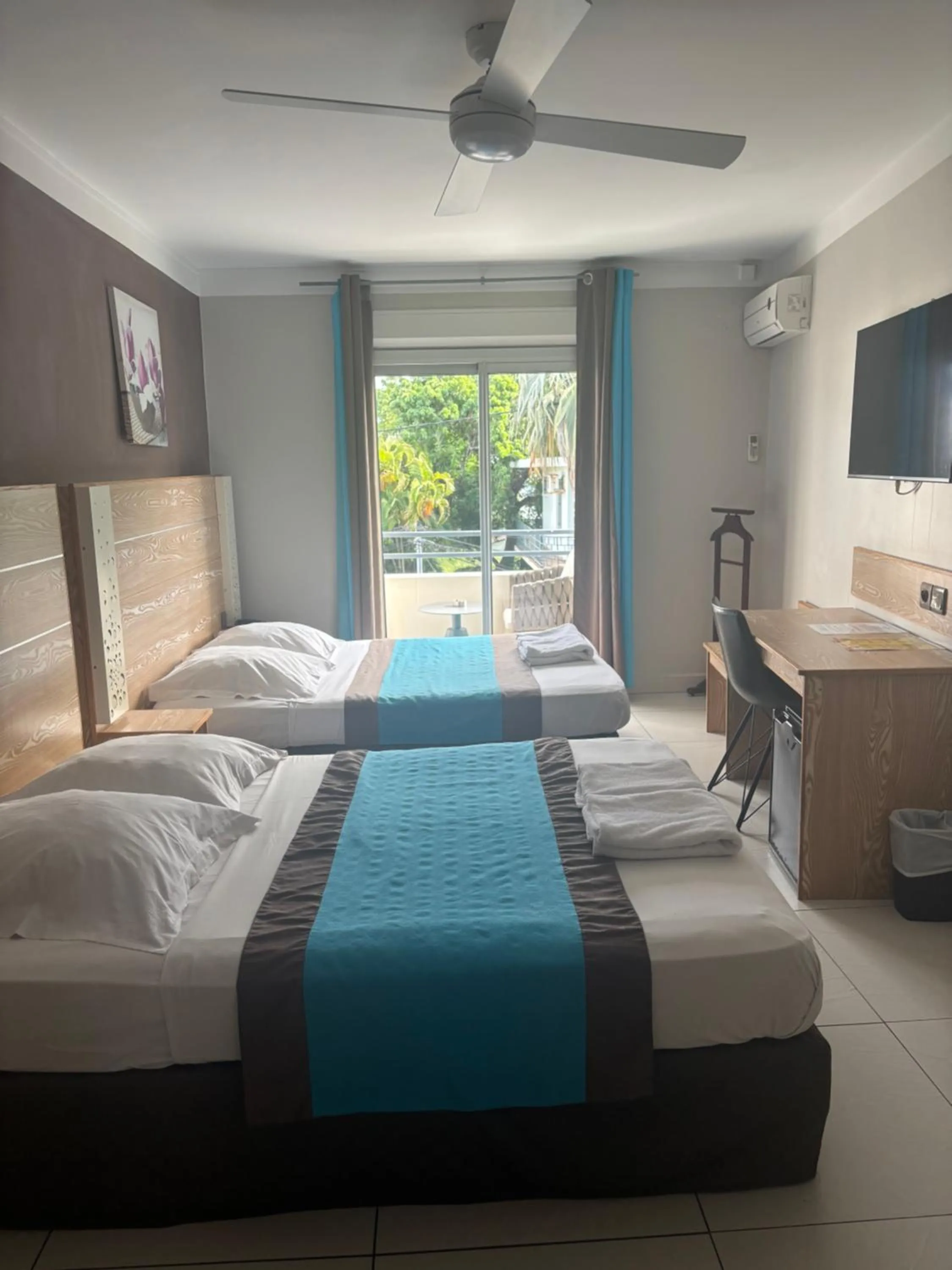 Photo of the whole room, Bed in Hôtel Select - Réunion