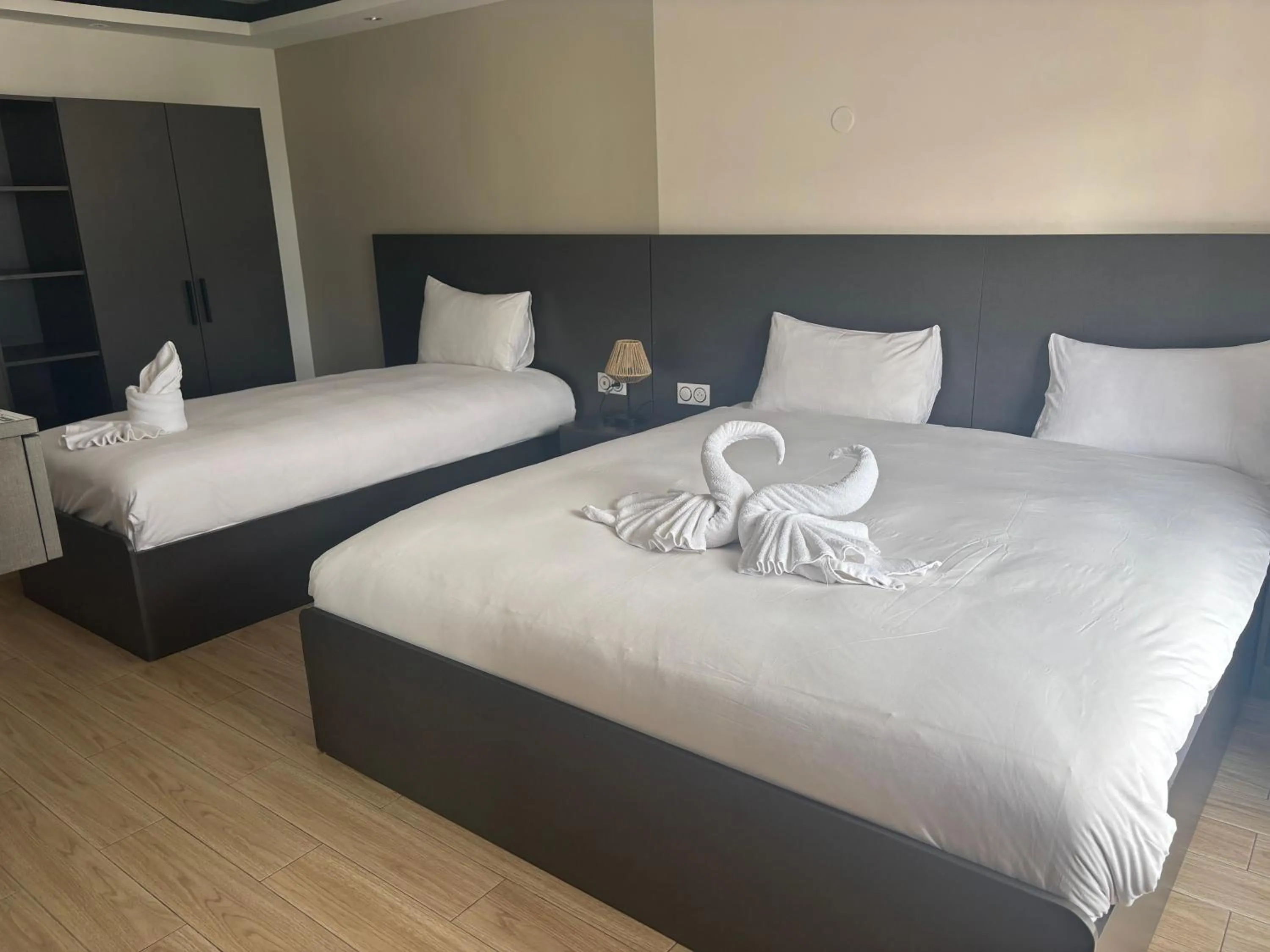 Photo of the whole room, Bed in Hôtel Select - Réunion