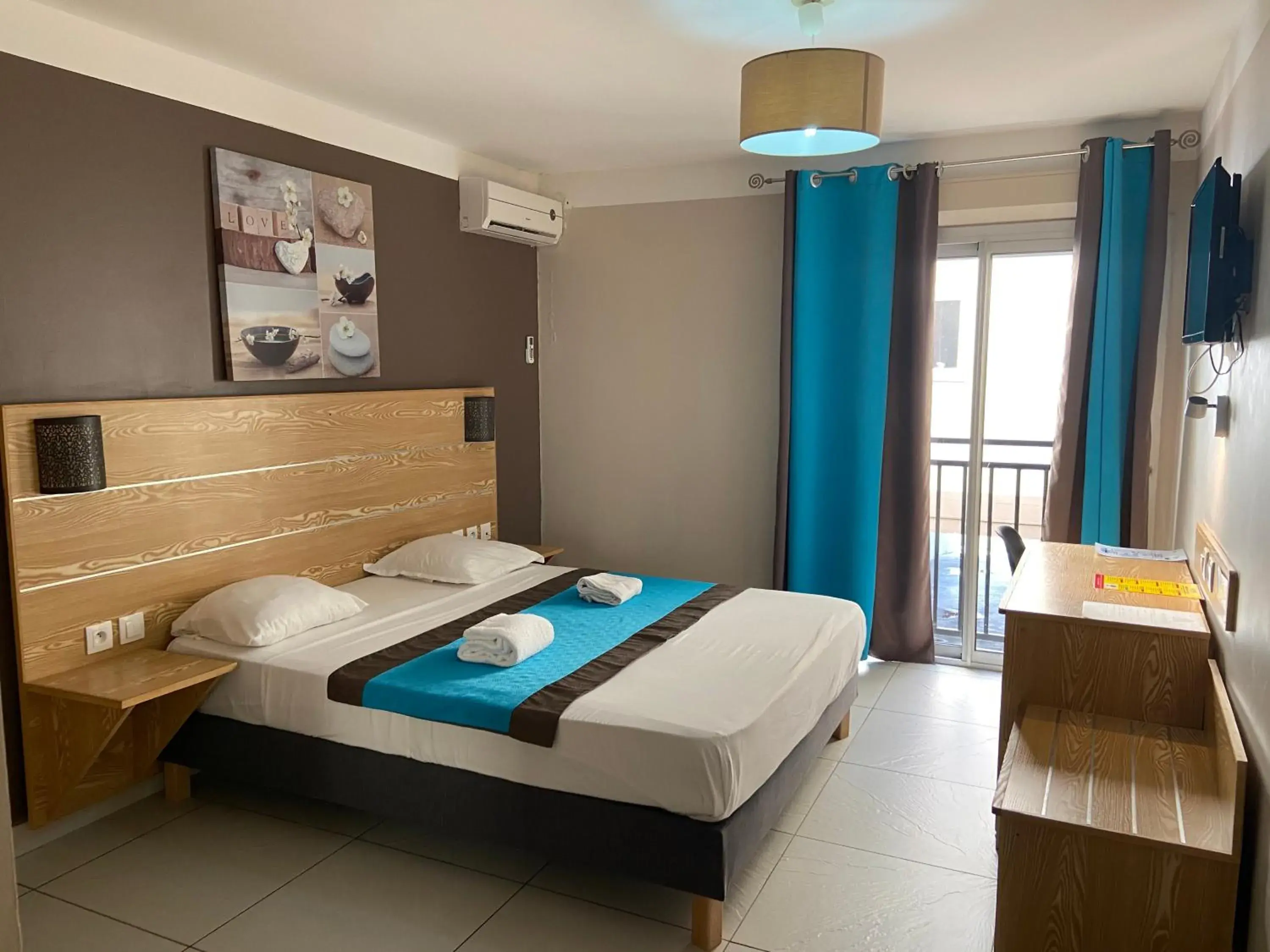 Photo of the whole room, Bed in Hôtel Select - Réunion Photo of the whole room, Bed in Hôtel Select - Réunion