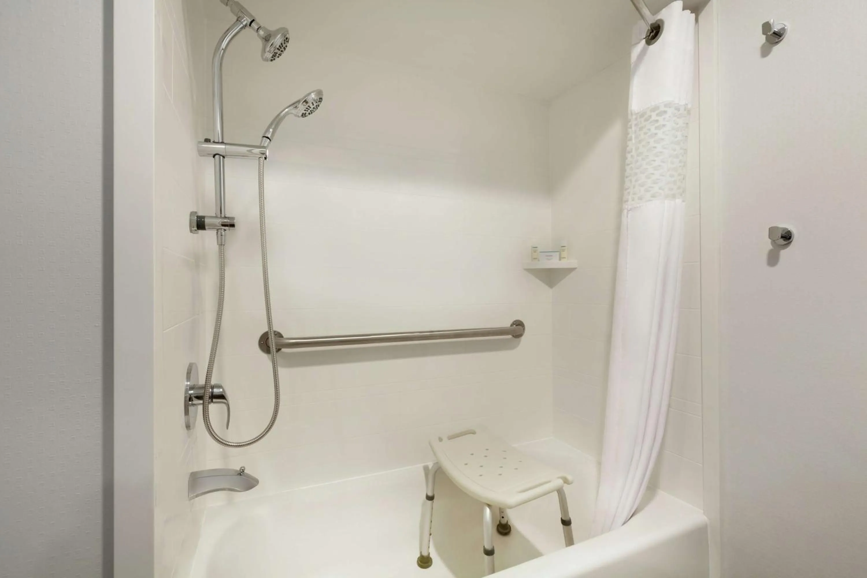 Bathroom in Hampton Inn - Portland/Clackamas