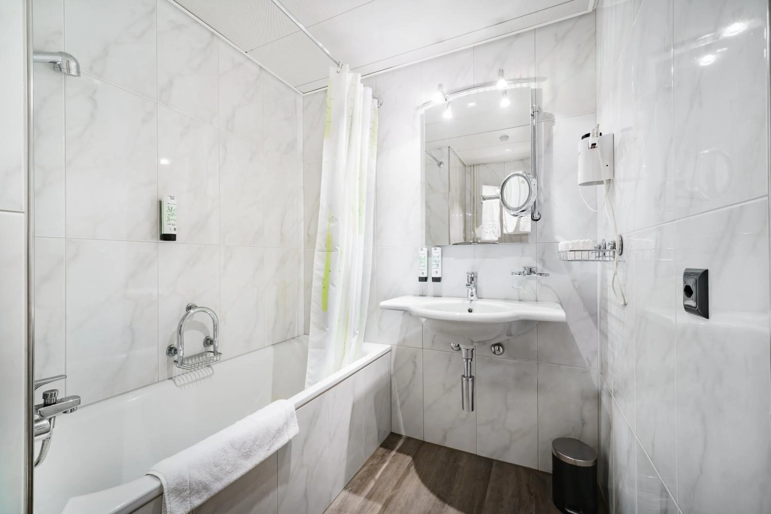 Bathroom in Hotel Linde - 24h Self Check-in