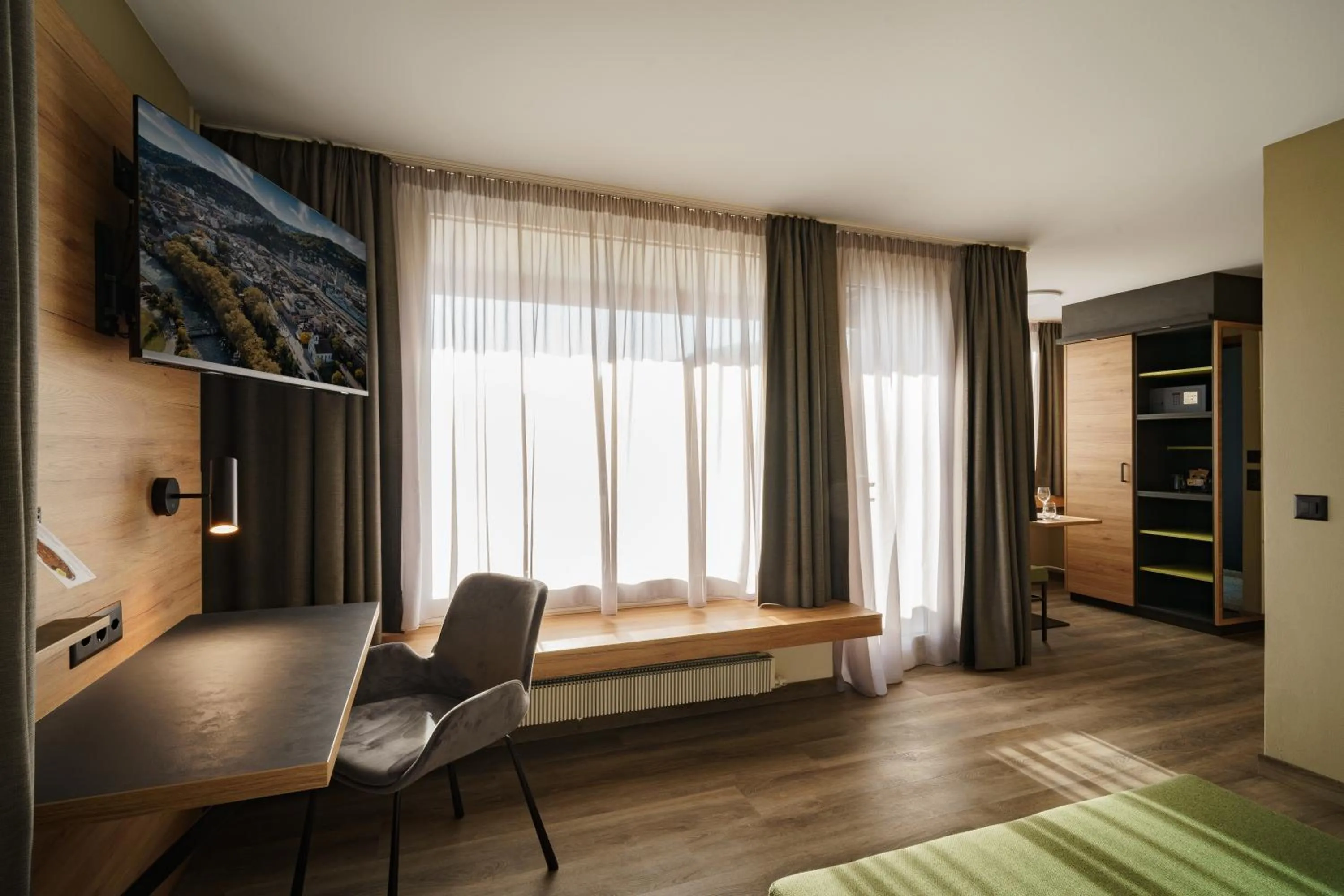 Living room, Bed in Hotel Linde - 24h Self Check-in