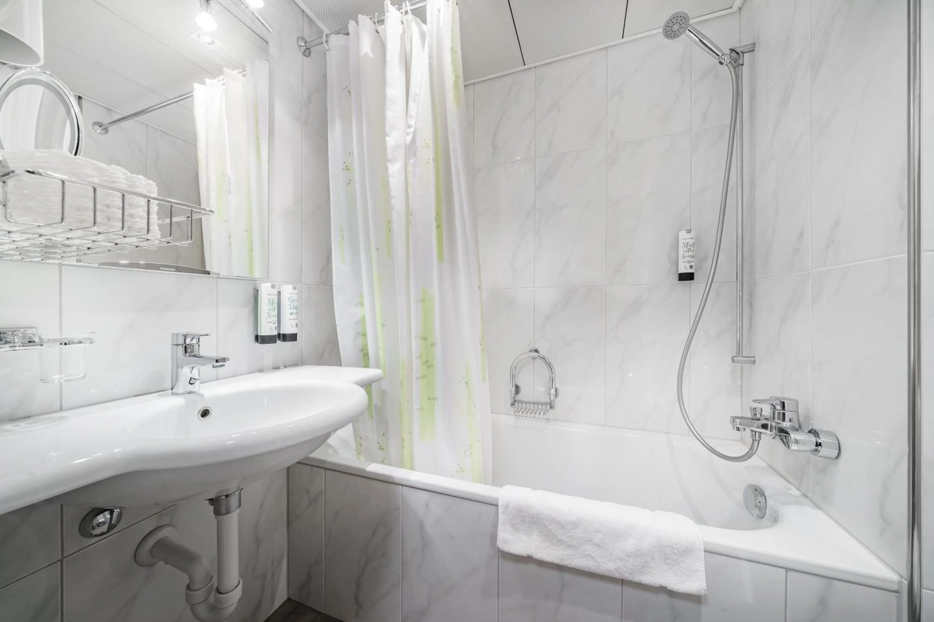 Bathroom in Hotel Linde - 24h Self Check-in