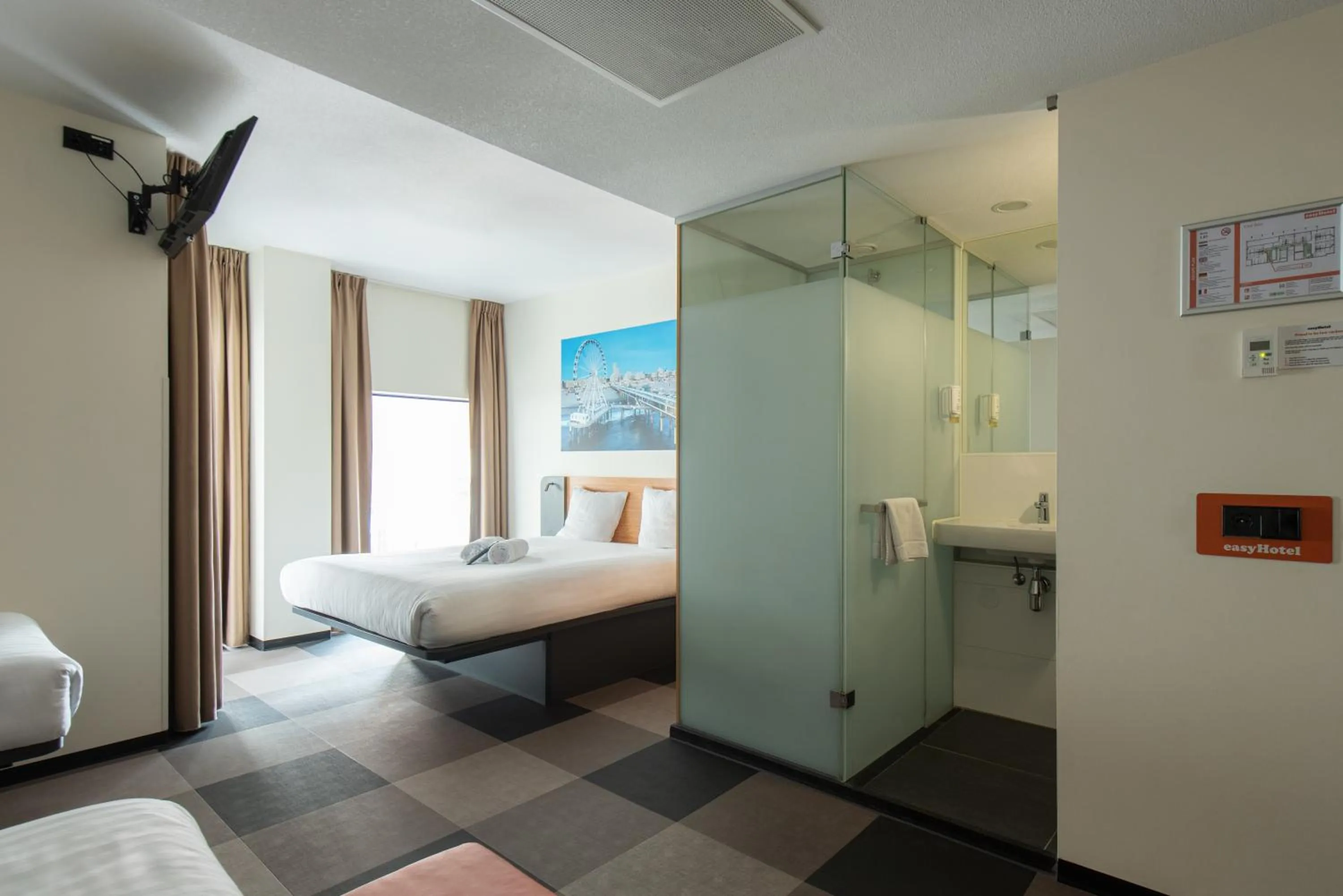 Bedroom, Bed in easyHotel The Hague Scheveningen Beach